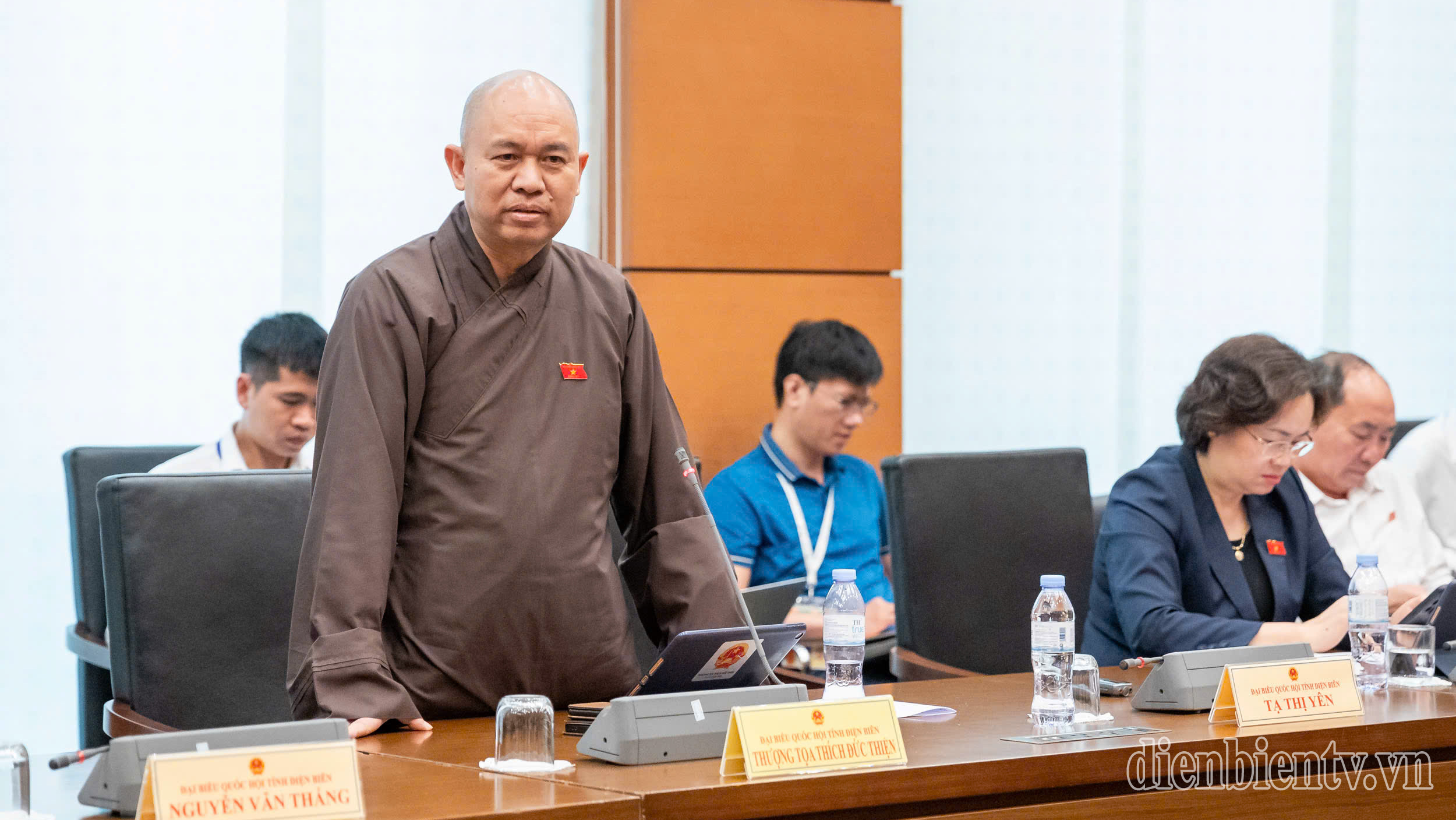 Thượng toạ Thích Đức Thiện, ĐBQH tỉnh phát biểu ý kiến tại phiên thảo luận tổ
