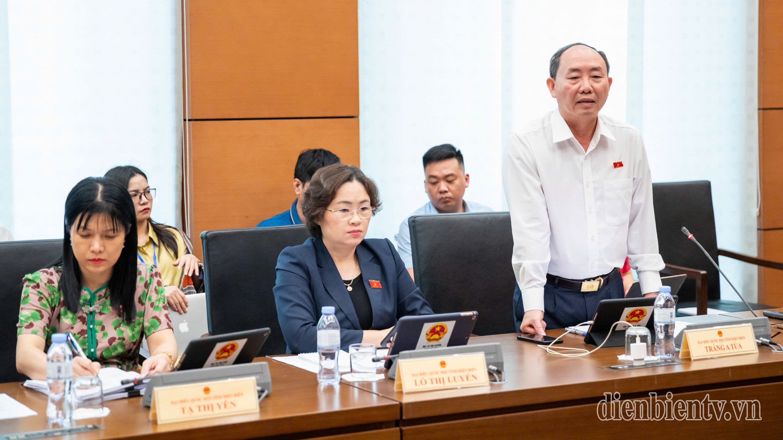 Đại biểu Quốc hội Tráng A Tủa phát biểu ý kiến tại phiên thảo luận tổ