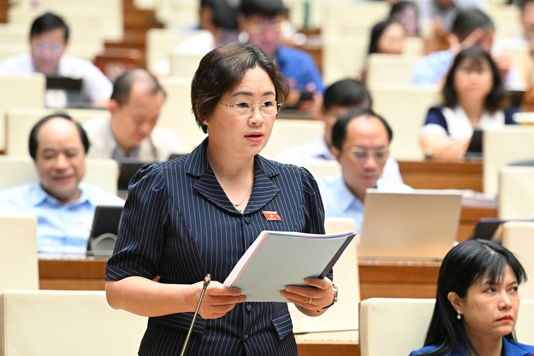 Đại biểu Lò Thị Luyến, Phó Trưởng Đoàn phụ trách Đoàn ĐBQH tỉnh phát biểu tại phiên thảo luận