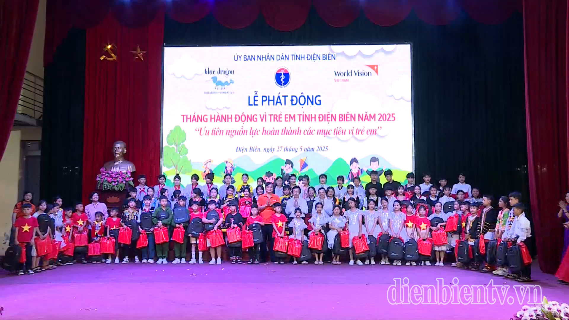 Lãnh đạo tỉnh và Tổ chức Tầm nhìn thế giới quốc tế trao quà cho các em học sinh có hoàn cảnh khó khăn.