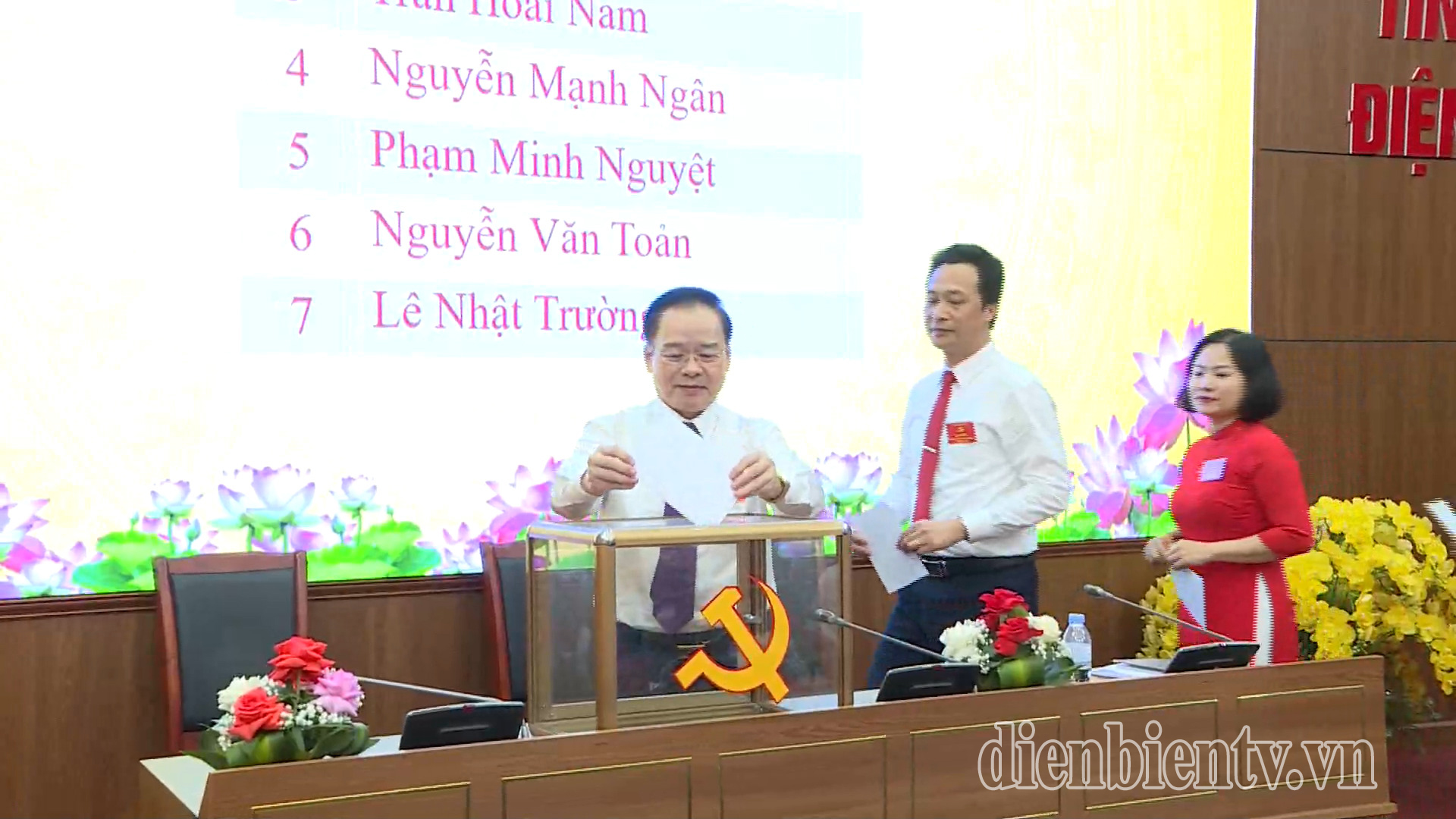 Đại biểu bỏ phiếu bầu Ban Chấp hành khóa mới.