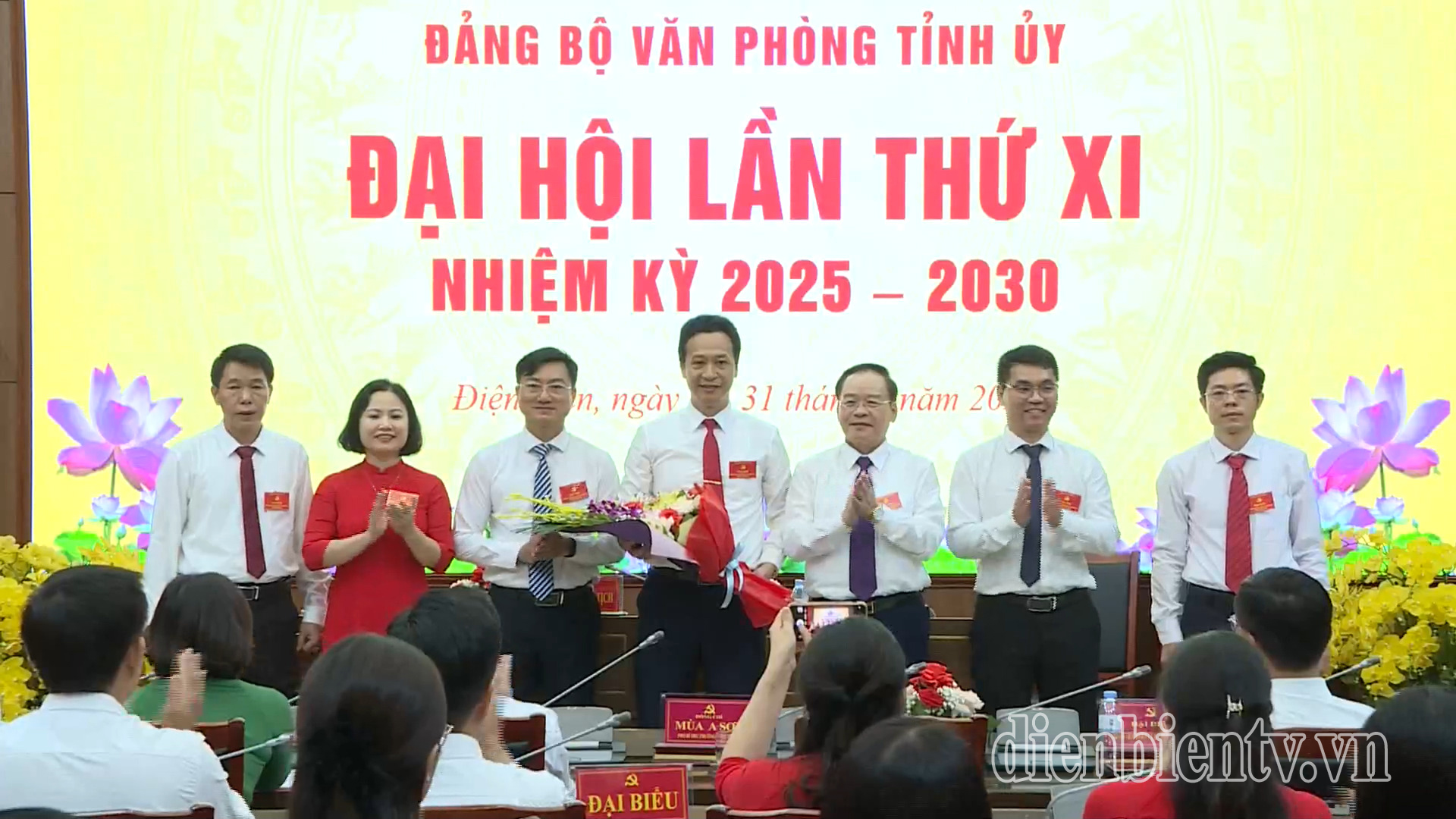 Phó Bí thư Thường trực Tỉnh ủy Mùa A Sơn chúc mừng Ban Chấp hành Đảng bộ Văn phòng Tỉnh ủy nhiệm kỳ 2025 - 2030.