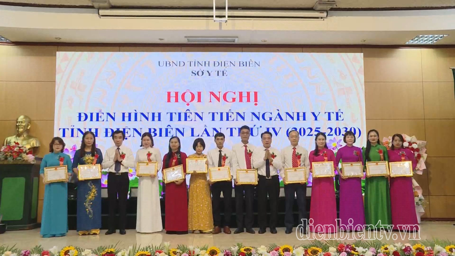 Lãnh đạo Sở Y tế trao Giấy khen cho các cá nhân có thành tích xuất sắc trong phong trào thi đua yêu nước của ngành Y tế giai đoạn 2020 - 2025.