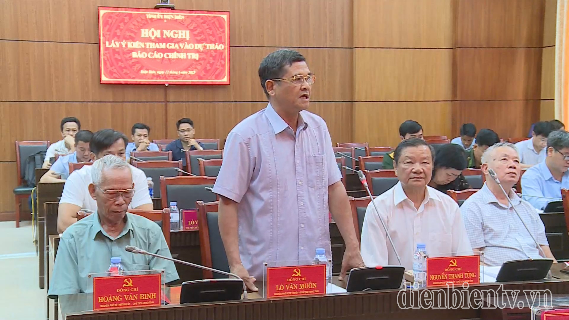 Nguyên Phó Bí thư Thường trực Tỉnh ủy, nguyên Chủ tịch HĐND tỉnh Lò Văn Muôn phát biểu tại hội nghị.