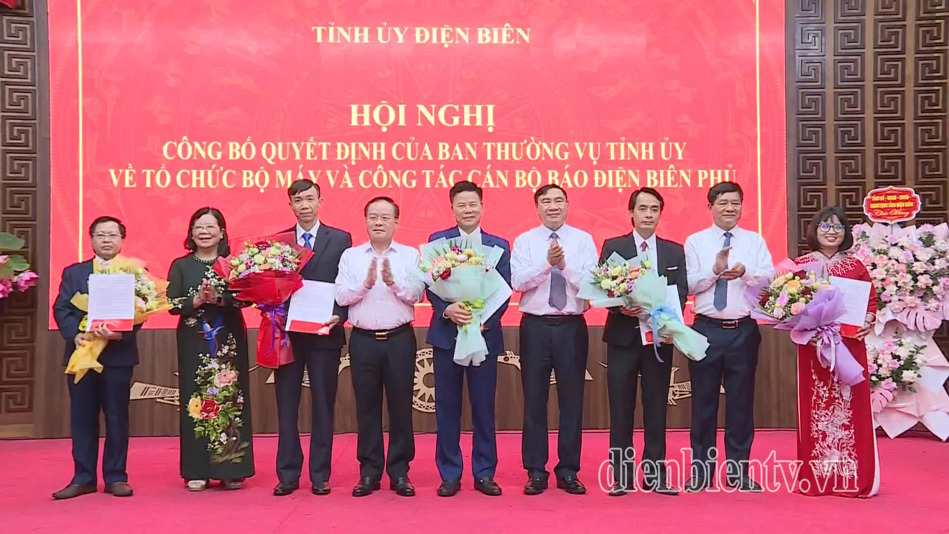Các đồng chí Thường trực Tỉnh ủy trao Quyết định và tặng hoa Ban Biên tập Báo Điện Biên Phủ.