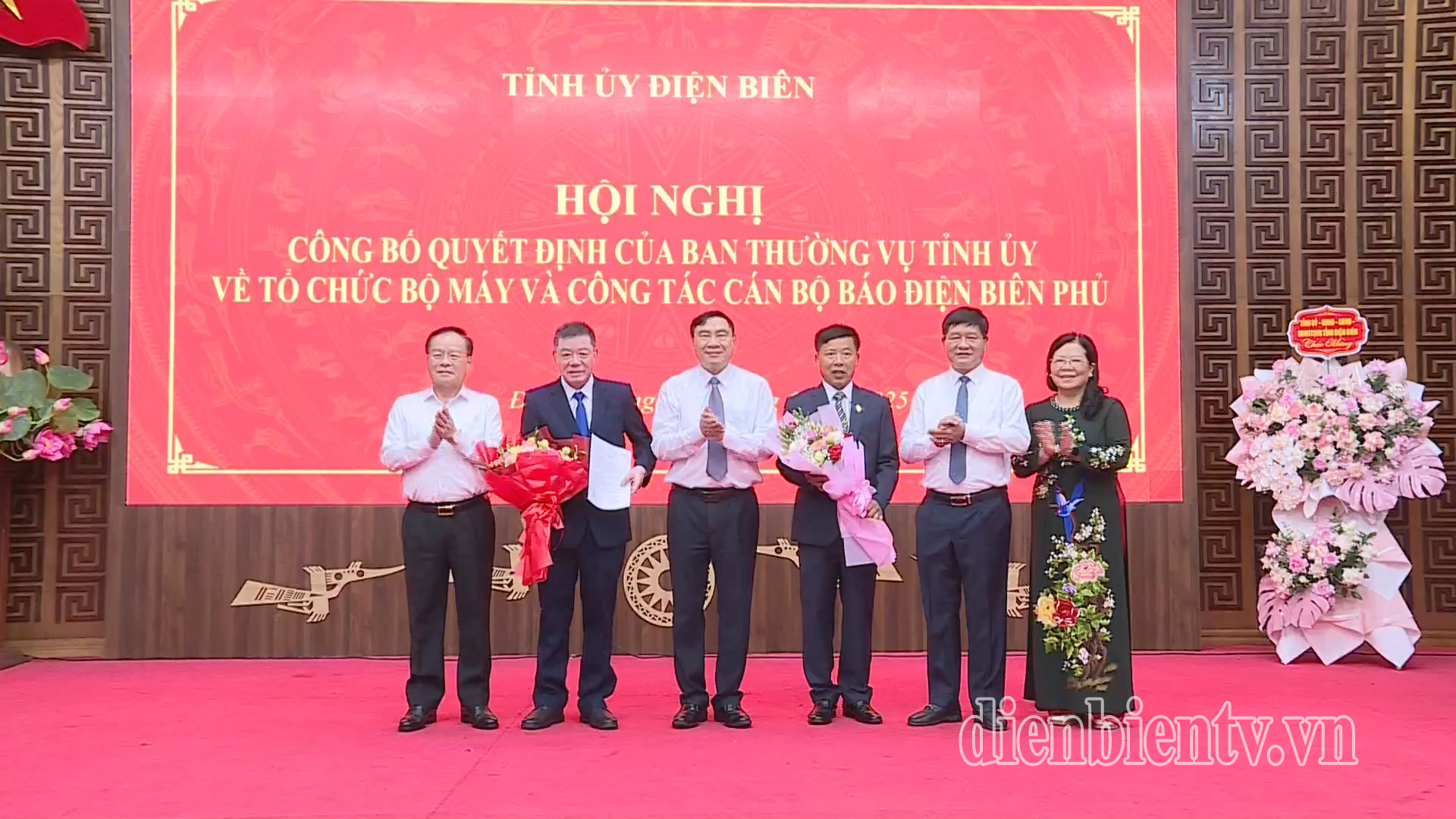 Các đồng chí lãnh đạo tỉnh chúc mừng đồng chí Phạm Ngọc Hân và đồng chí Lường Văn Xuyên.