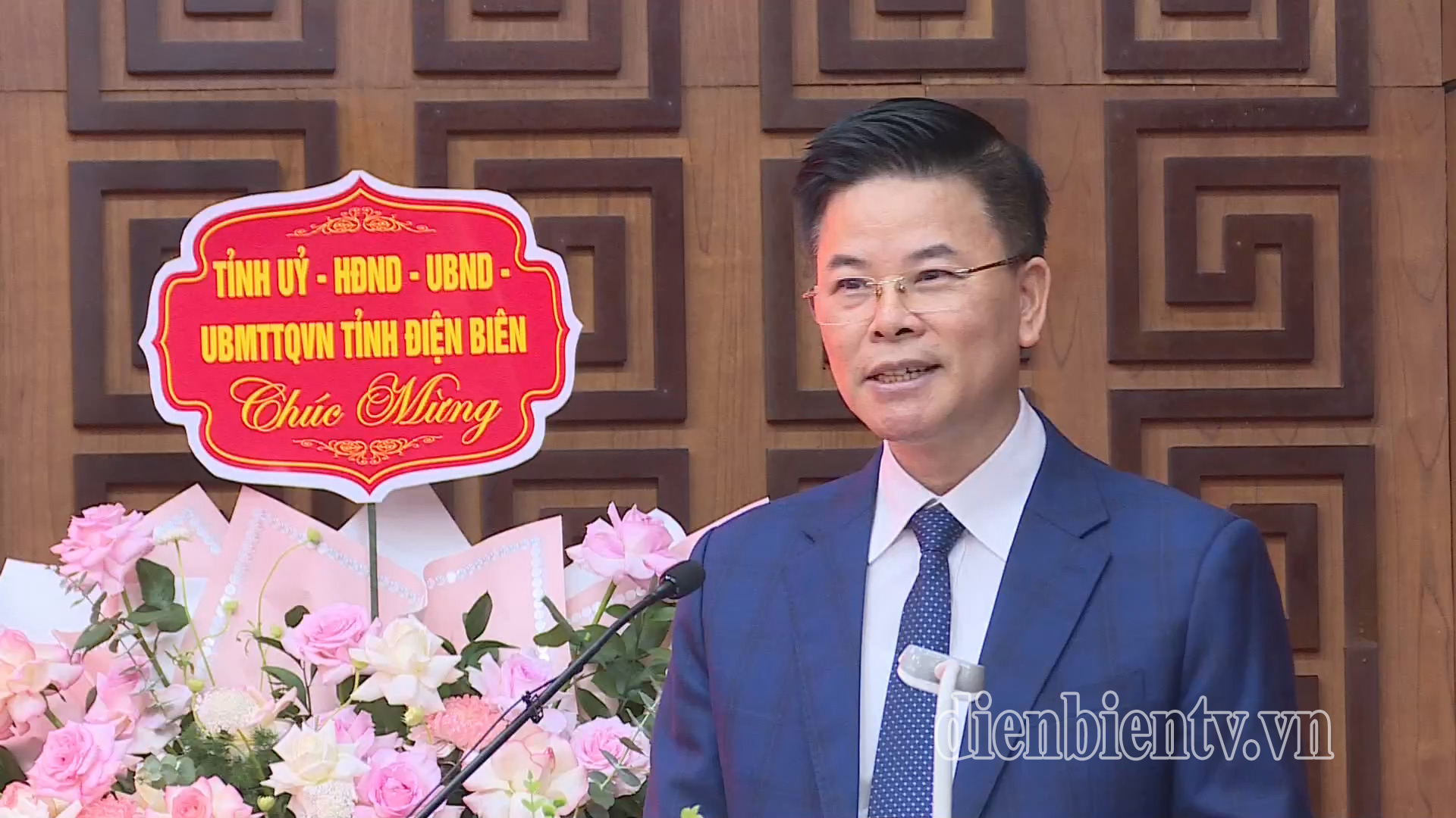Đồng chí Vũ Văn Thượng, Tổng Biên tập Báo Điện Biên Phủ phát biểu nhận nhiệm vụ.