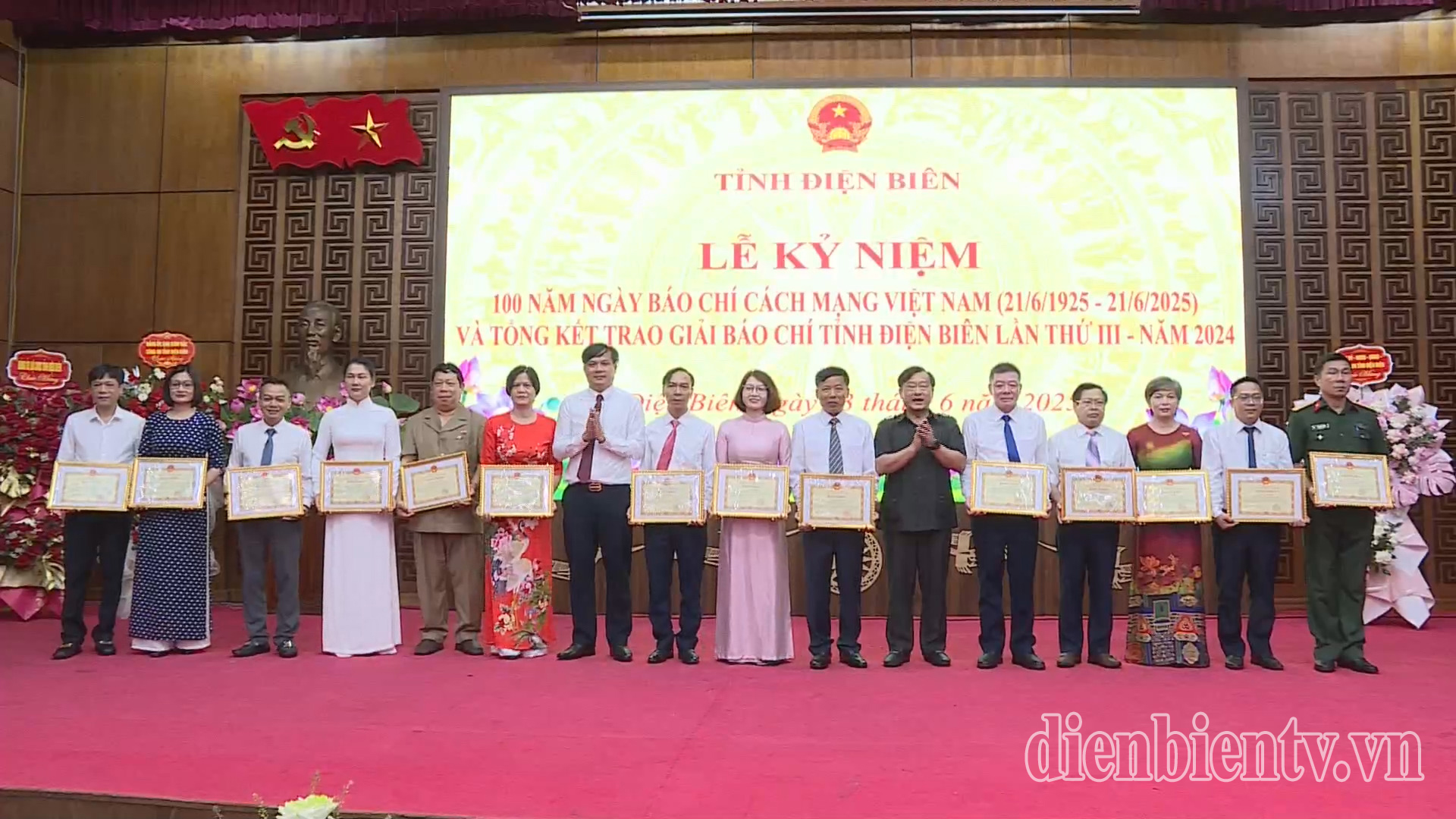 Các cá nhân có thành tích xuất sắc trong quản lý, thông tin tuyên truyền nhận Bằng khen của UBND tỉnh.