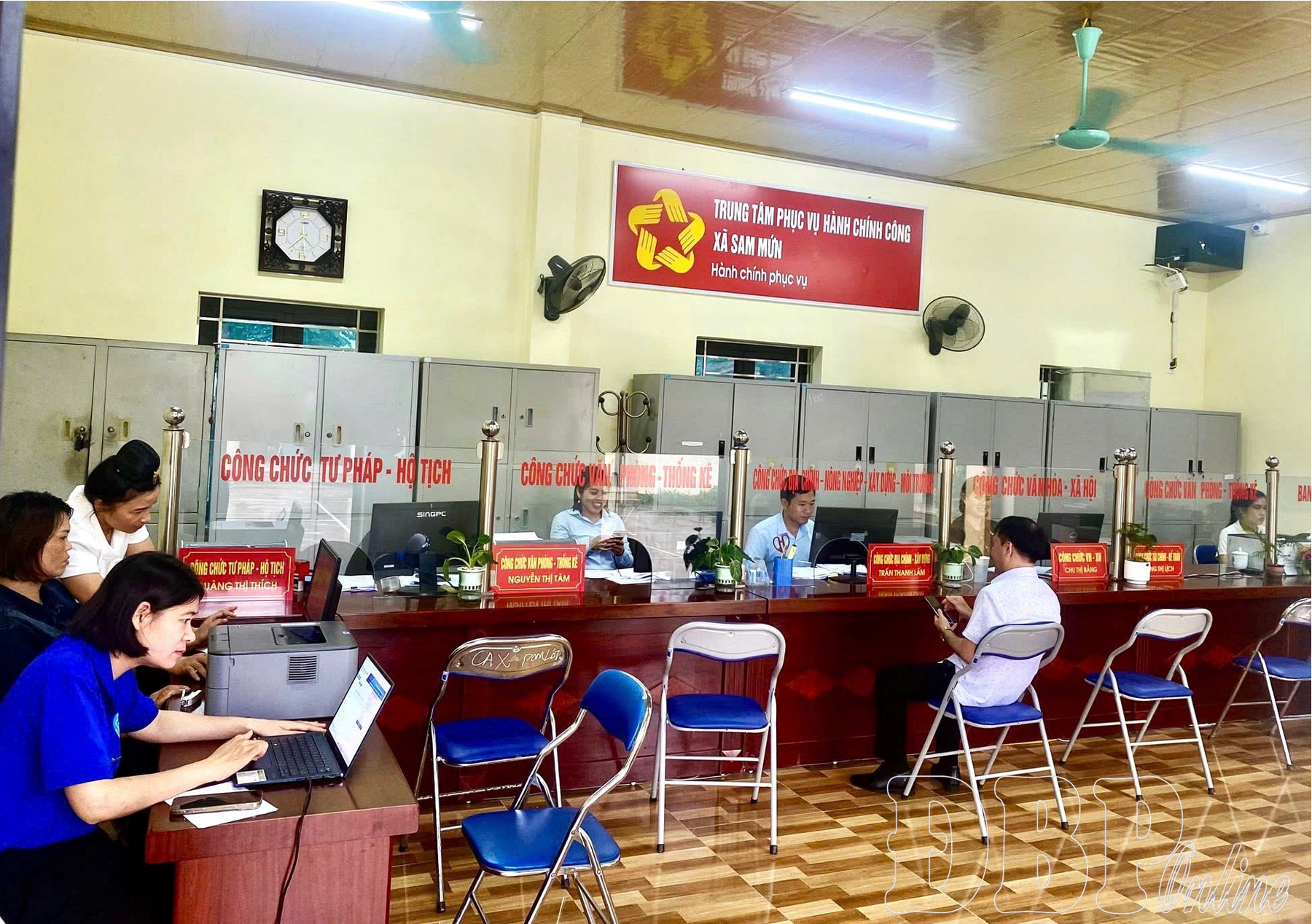 Hạ tầng viễn thông, công nghệ thông tin là một trong những điều kiện “xương sống” trong vận hành mô hình chính quyền 2 cấp. Trong ảnh: Trung tâm Phục vụ hành chính công xã Sam Mứn.