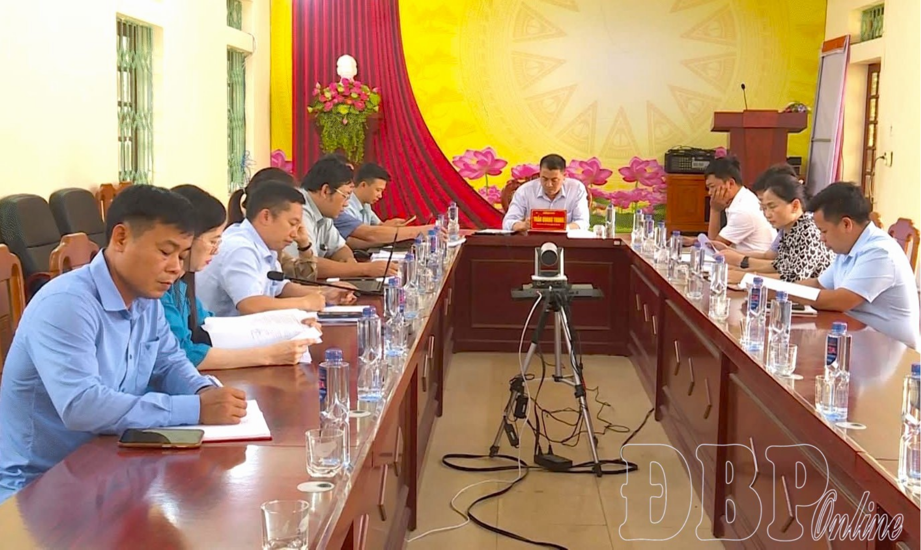 Cán bộ xã Nà Tấu tham gia hội nghị trực tuyến.