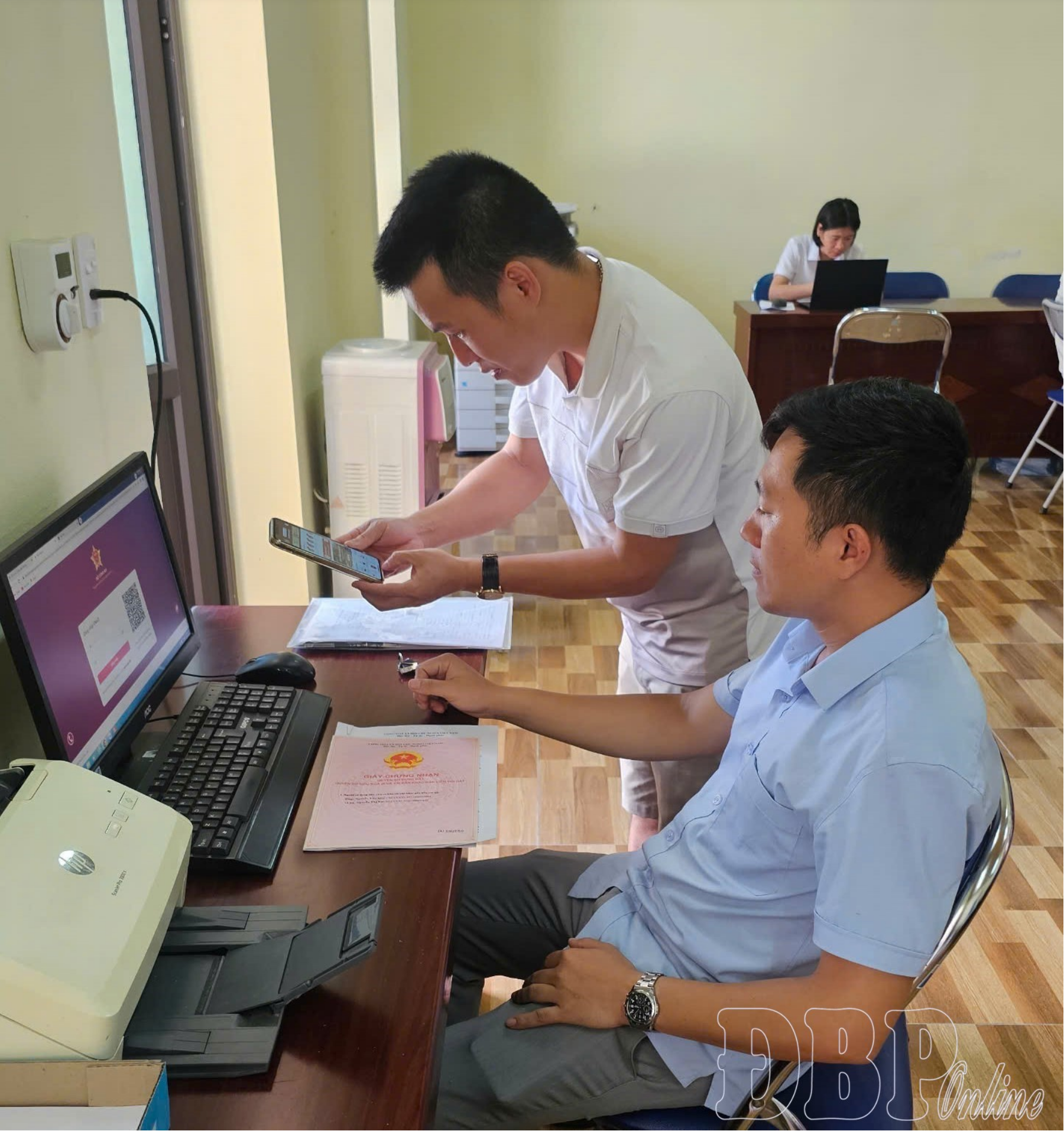 Cán bộ Trung tâm Phục vụ hành chính công xã Sam Mứn hướng dẫn người dân sử dụng cổng dịch vụ công trực tuyến.