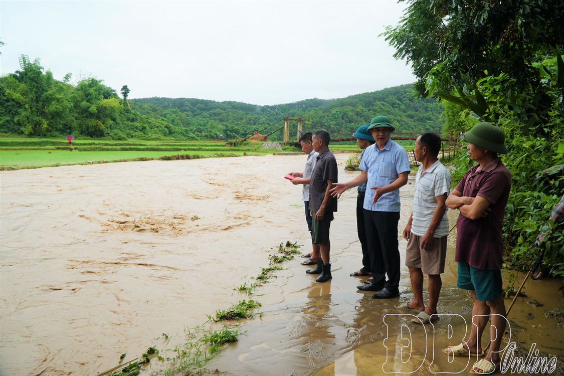 Lãnh đạo xã Thanh Nưa kiểm tra nguy cơ sạt lở, ngập úng do mưa lũ trên địa bàn.