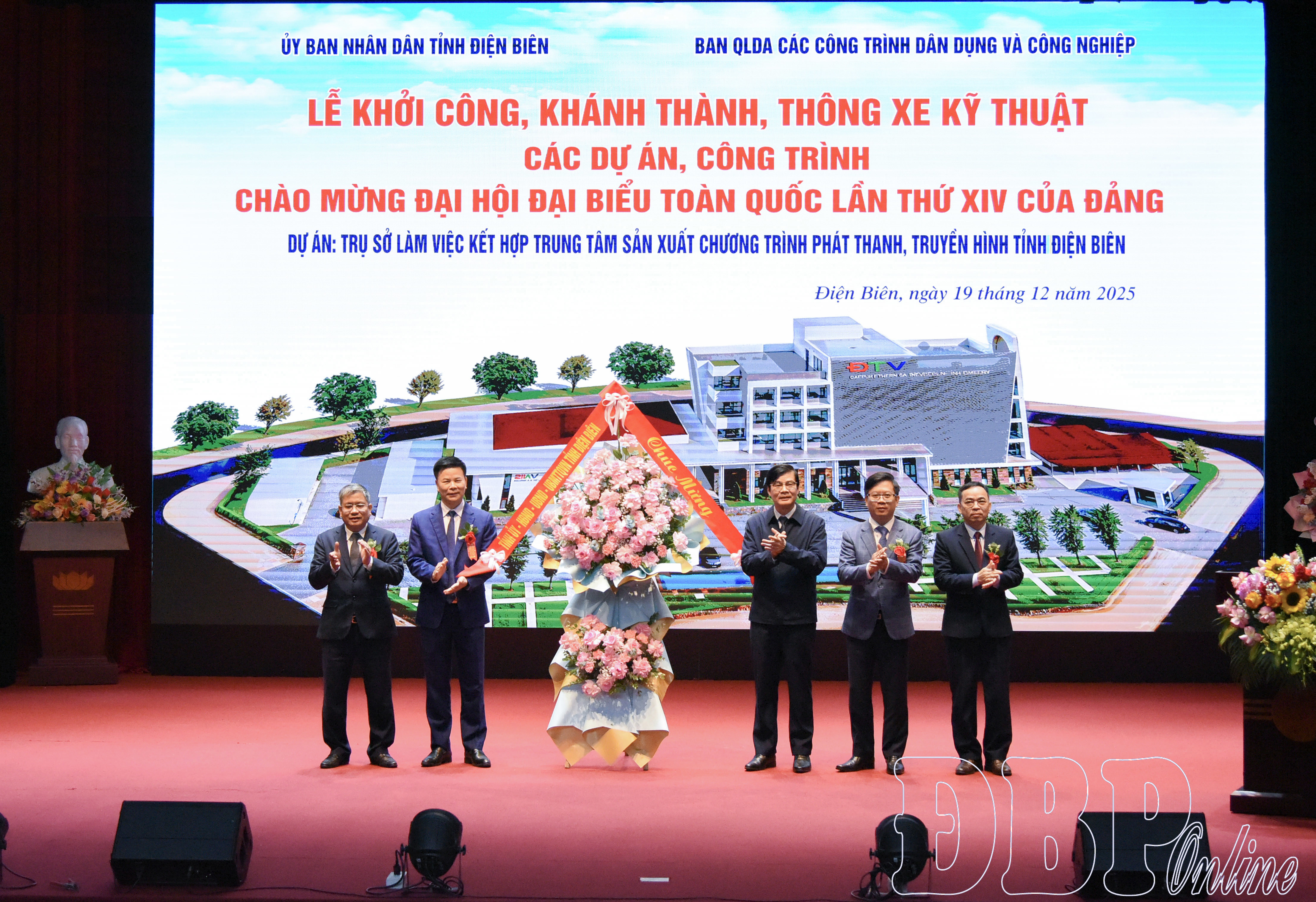 Đại diện lãnh đạo tỉnh tặng hoa chúc mừng công trình.