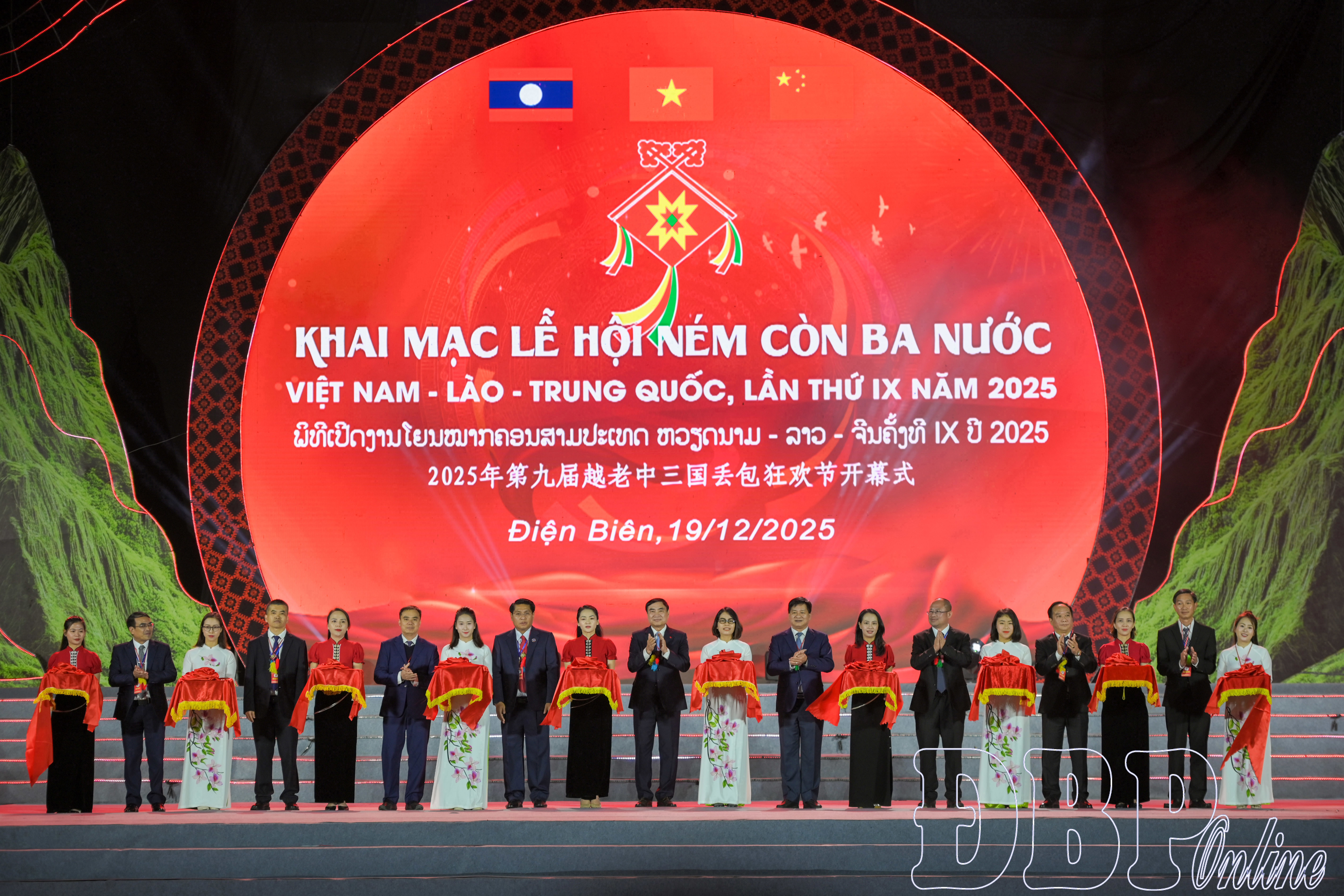 Đại biểu cắt băng khai mạc lễ hội.