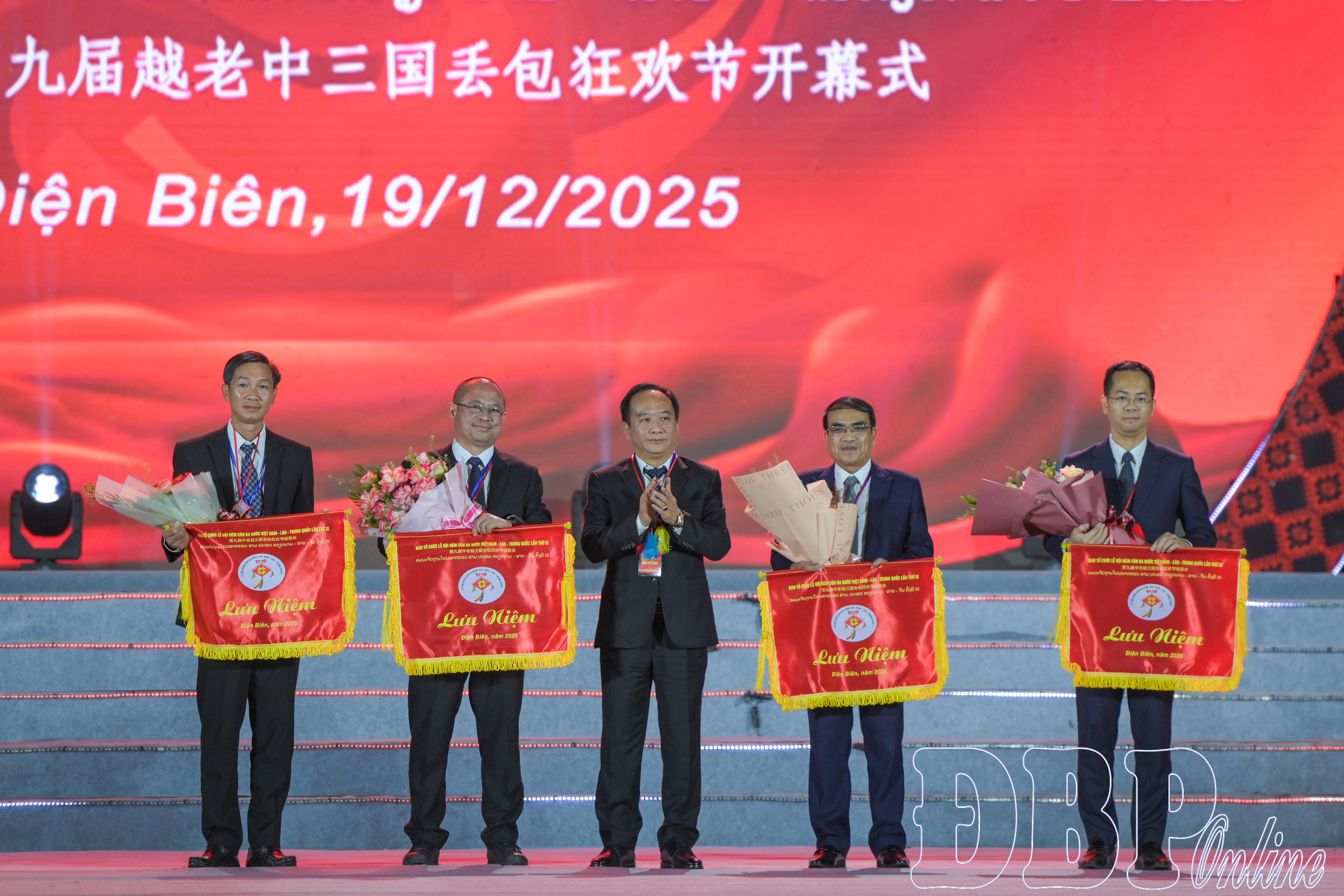 Phó Chủ tịch UBND tỉnh Nguyễn Minh Phú trao cờ lưu niệm cho các đoàn tham gia lễ hội.