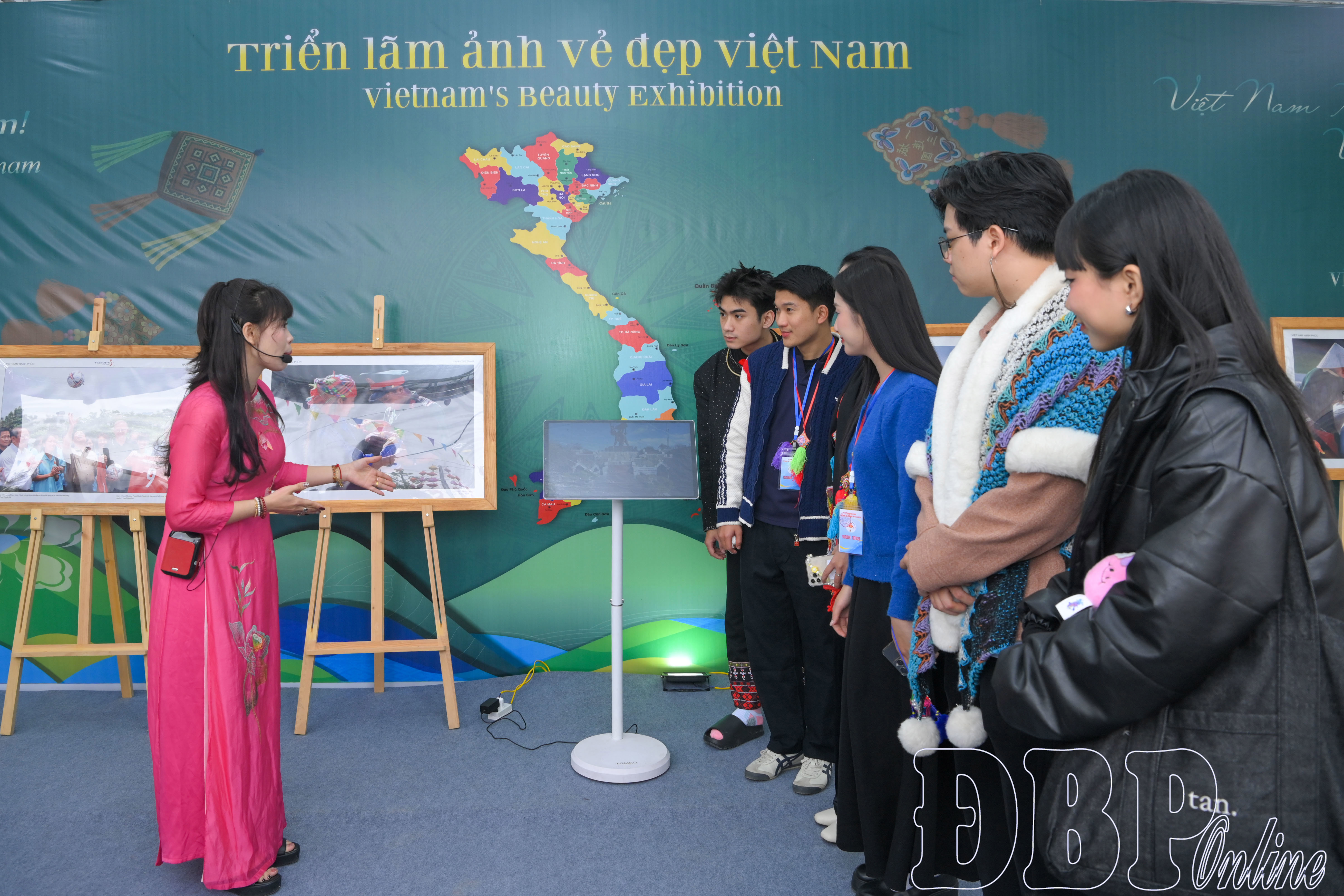 Cán bộ Sở Văn hóa, Thể thao và Du lịch tỉnh Điện Biên thuyết minh giới thiệu về triển lãm ảnh.