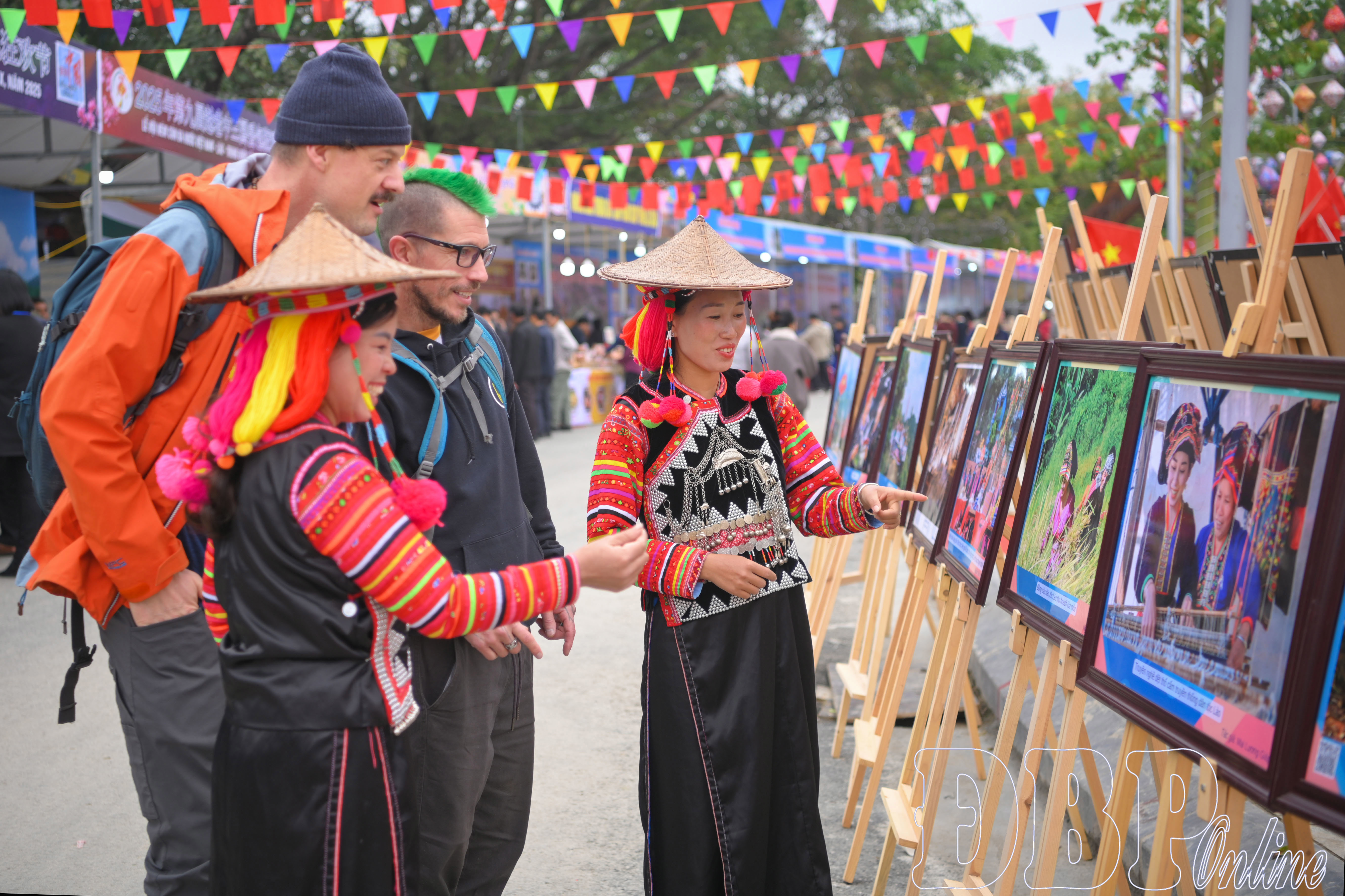 Du khách tham quan triển lãm ảnh vẻ đẹp Việt Nam.