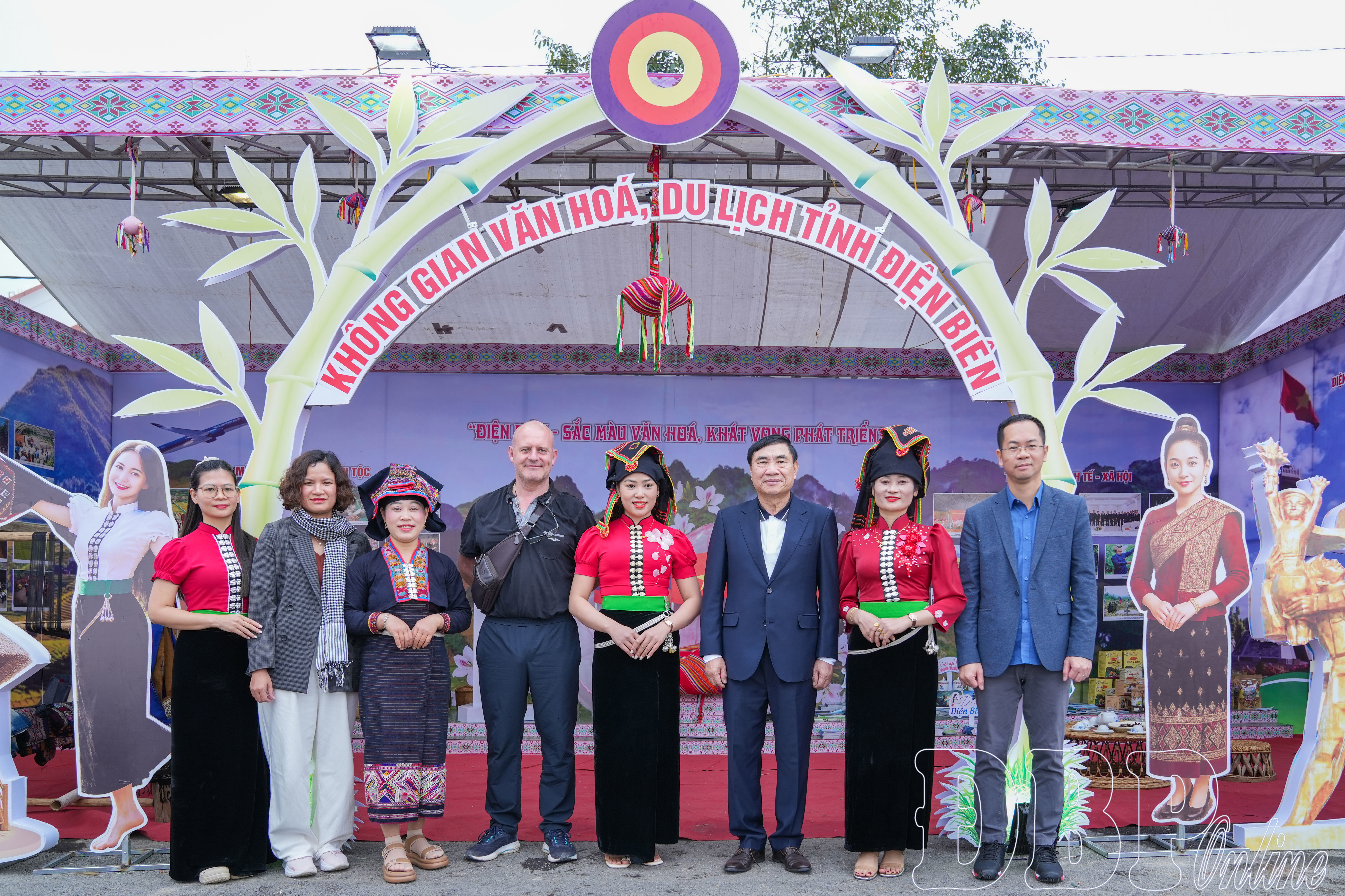 Đồng chí Trần Quốc Cường, Ủy viên Trung ương Đảng, nguyên Bí thư Tỉnh ủy tới thăm không gian văn hóa, du lịch tỉnh Điện Biên.