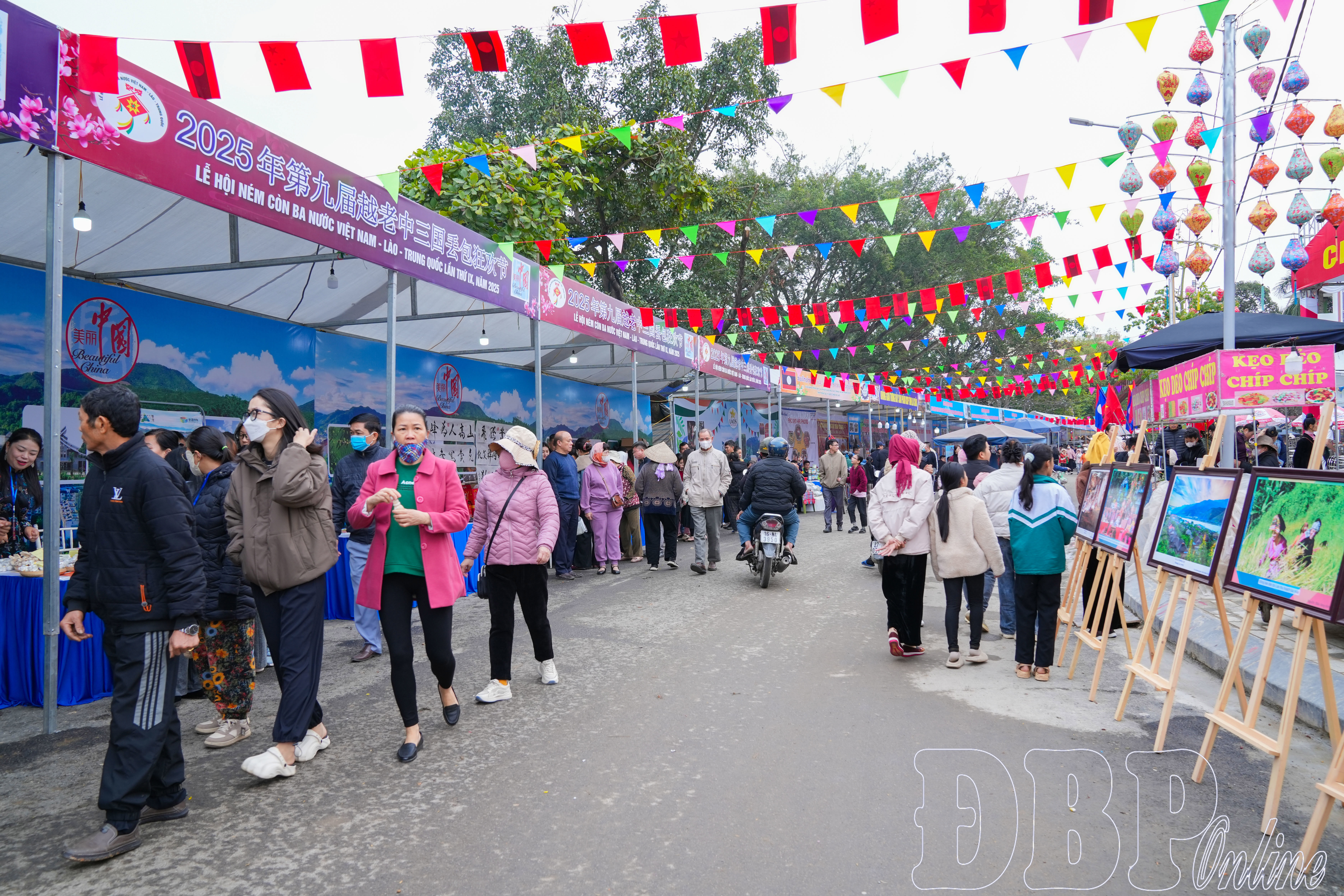 Đông đảo người dân, du khách trong và ngoài nước tới tham quan trải nghiệm.