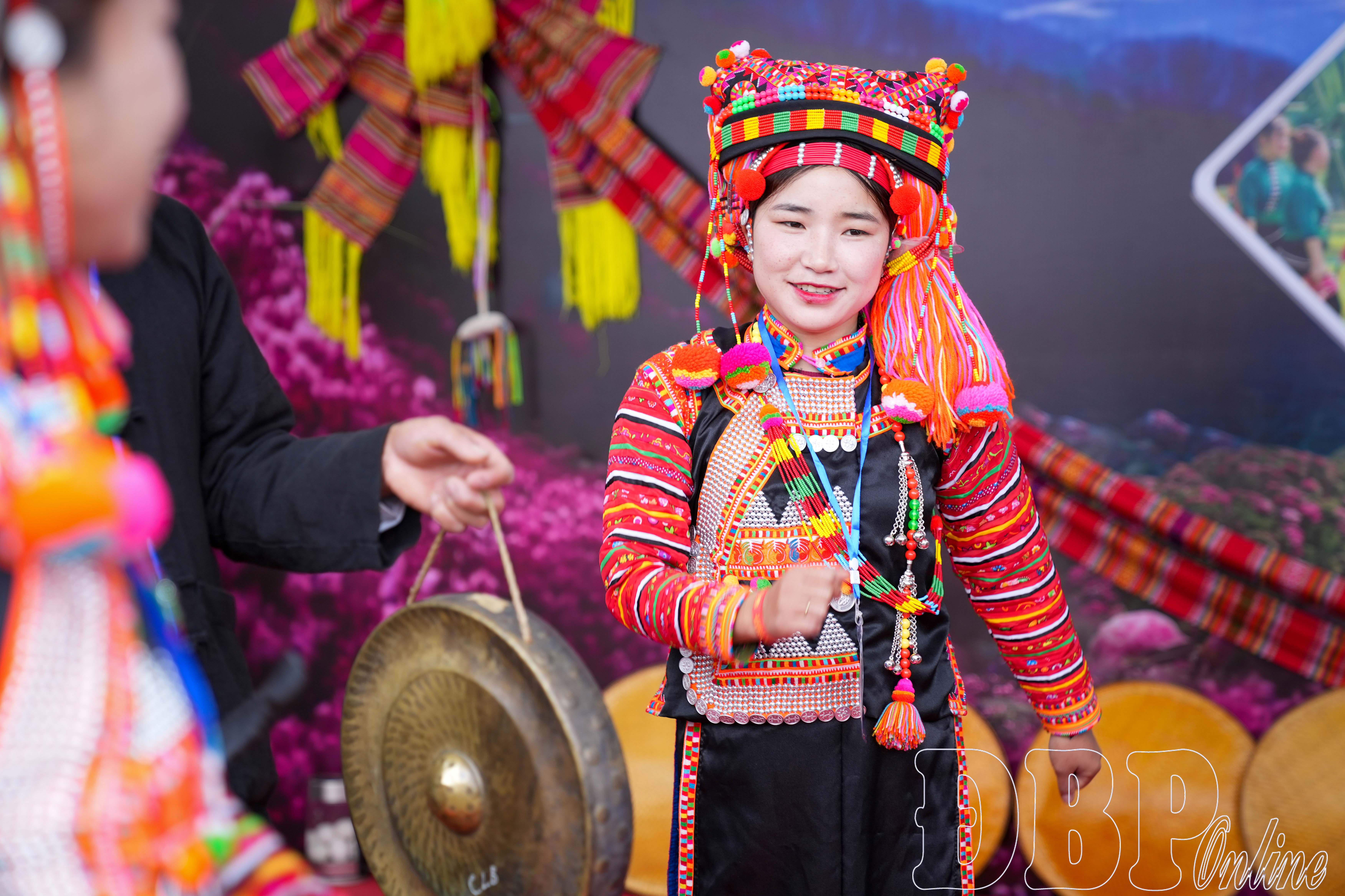 Nghệ nhân đoàn Lai Châu biểu diễn phục vụ du khách.