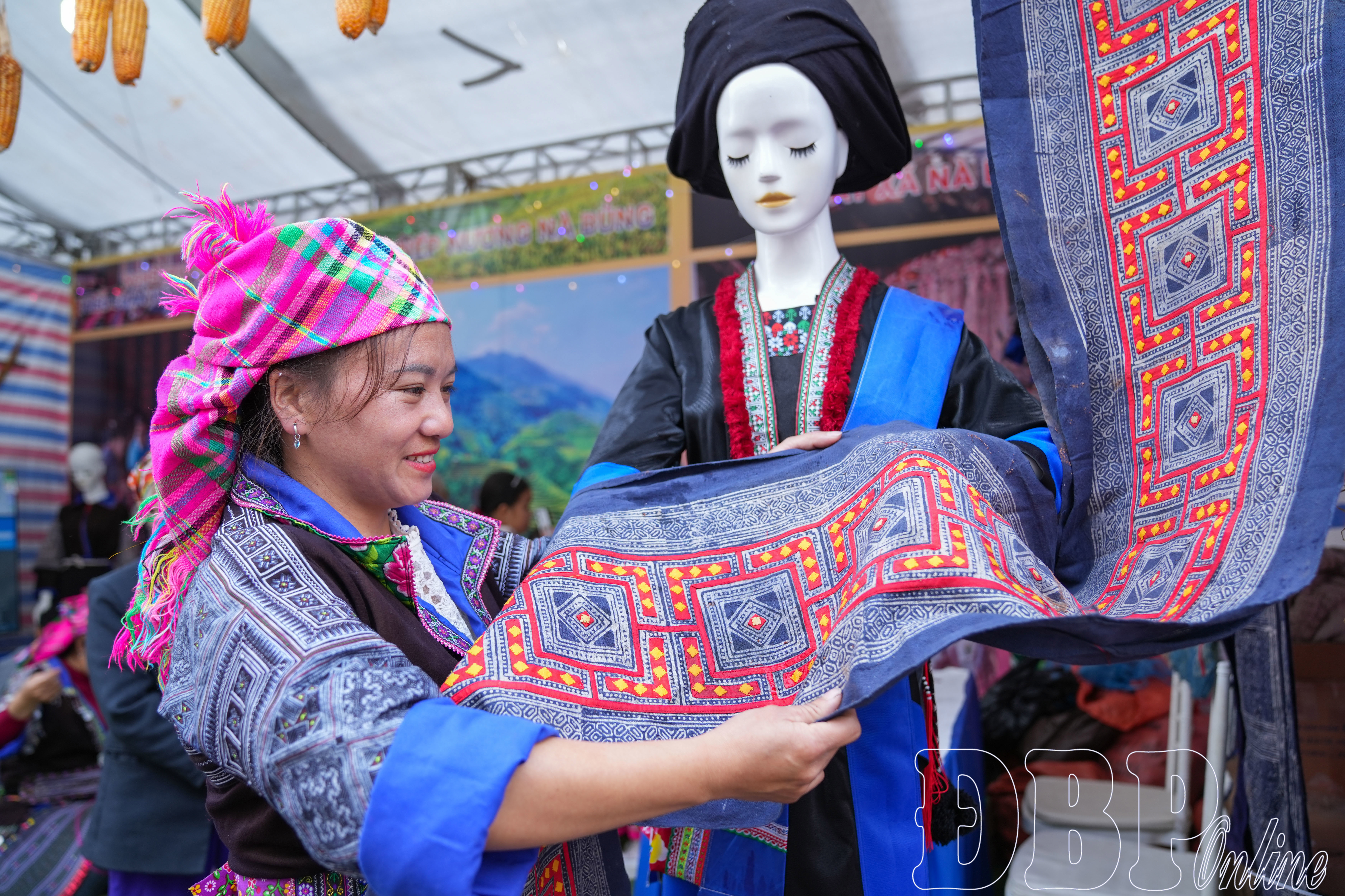 Xã Nà Bủng trưng bày sản phẩm dệt, thêu truyền thống của dân tộc Mông.