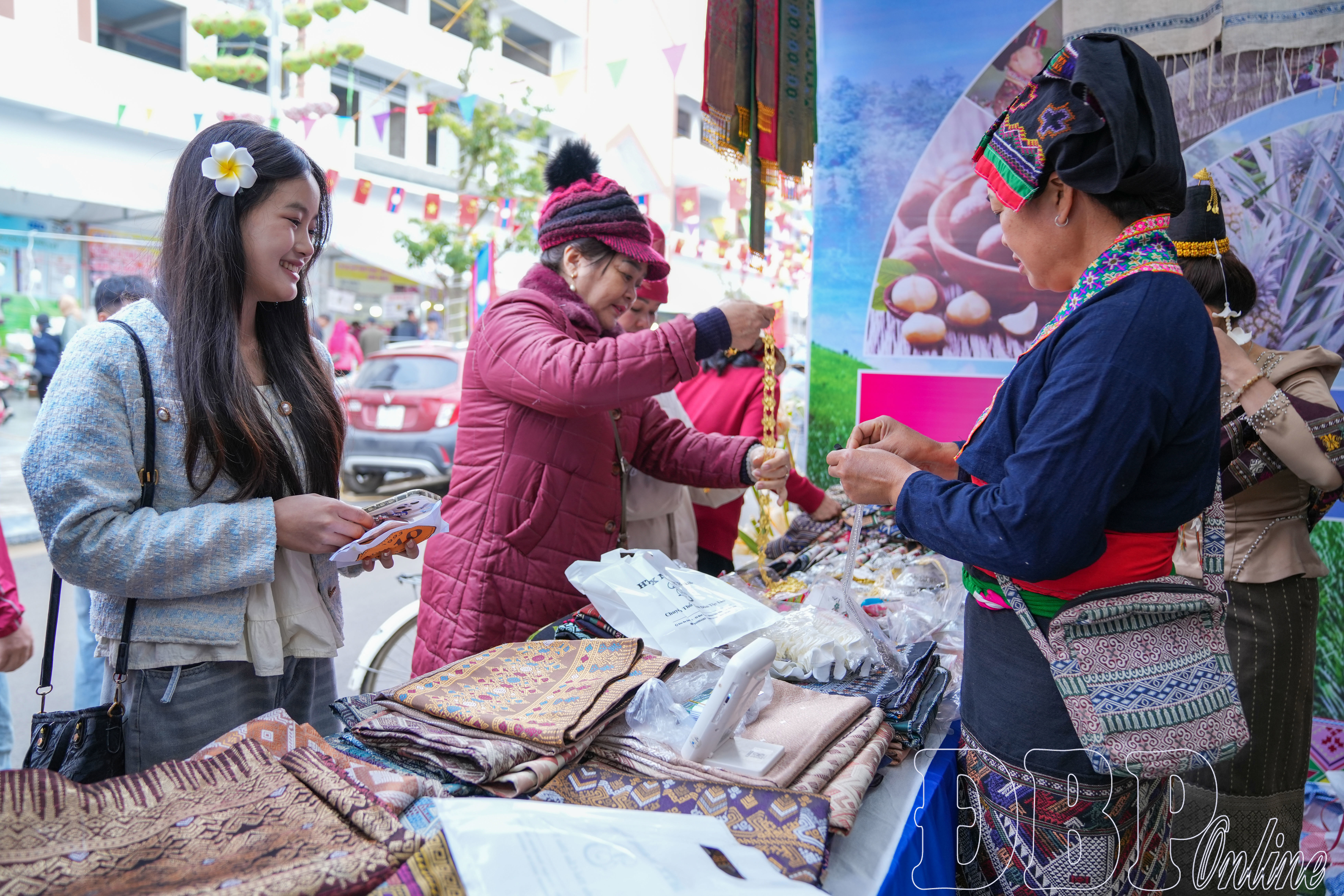 Người dân, du khách tìm mua các sản phẩm thủ công truyền thống của dân tộc Lào, xã Núa Nam.