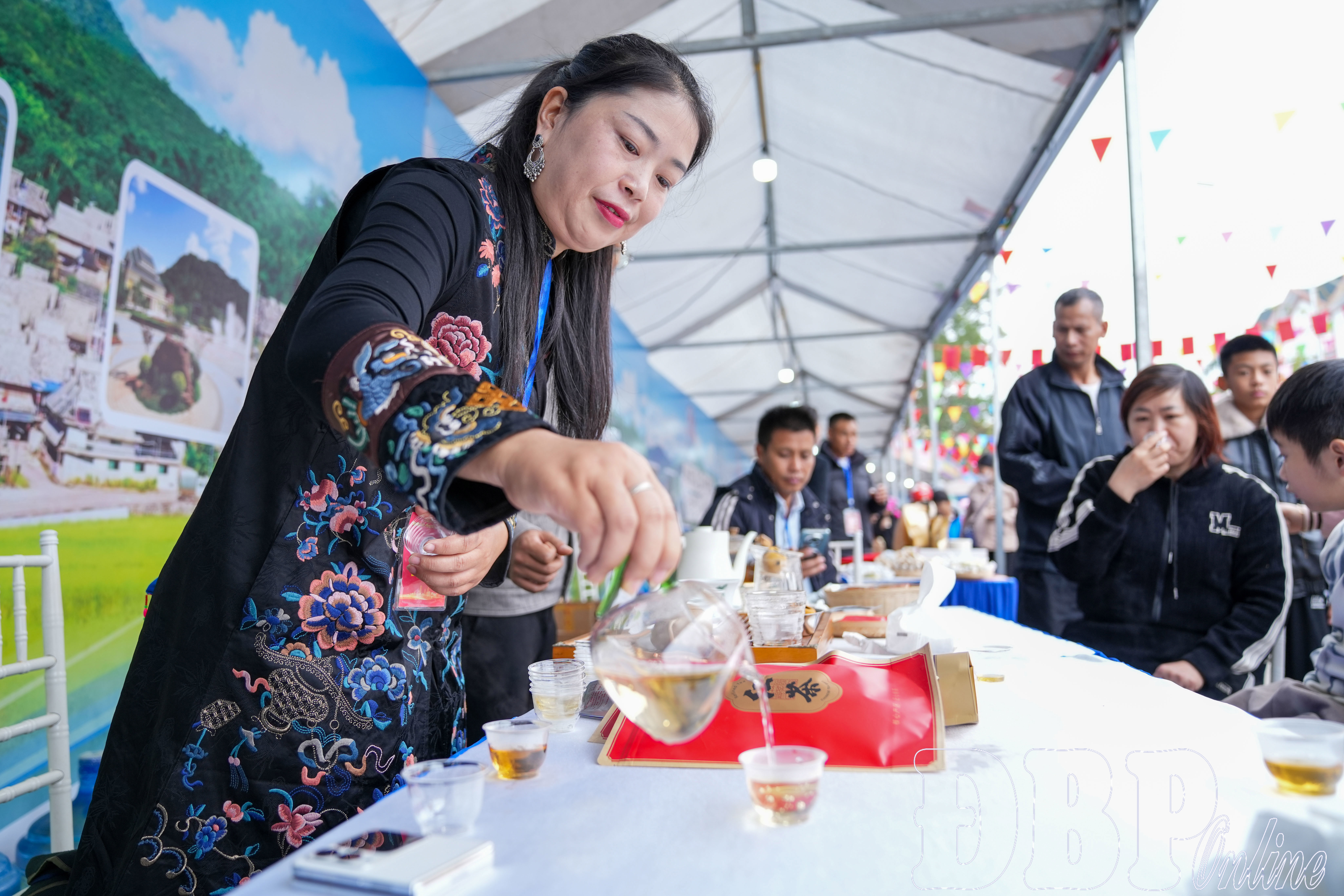 Người dân, du khách trải nghiệm thưởng thức sản phẩm trà của Trung Quốc.