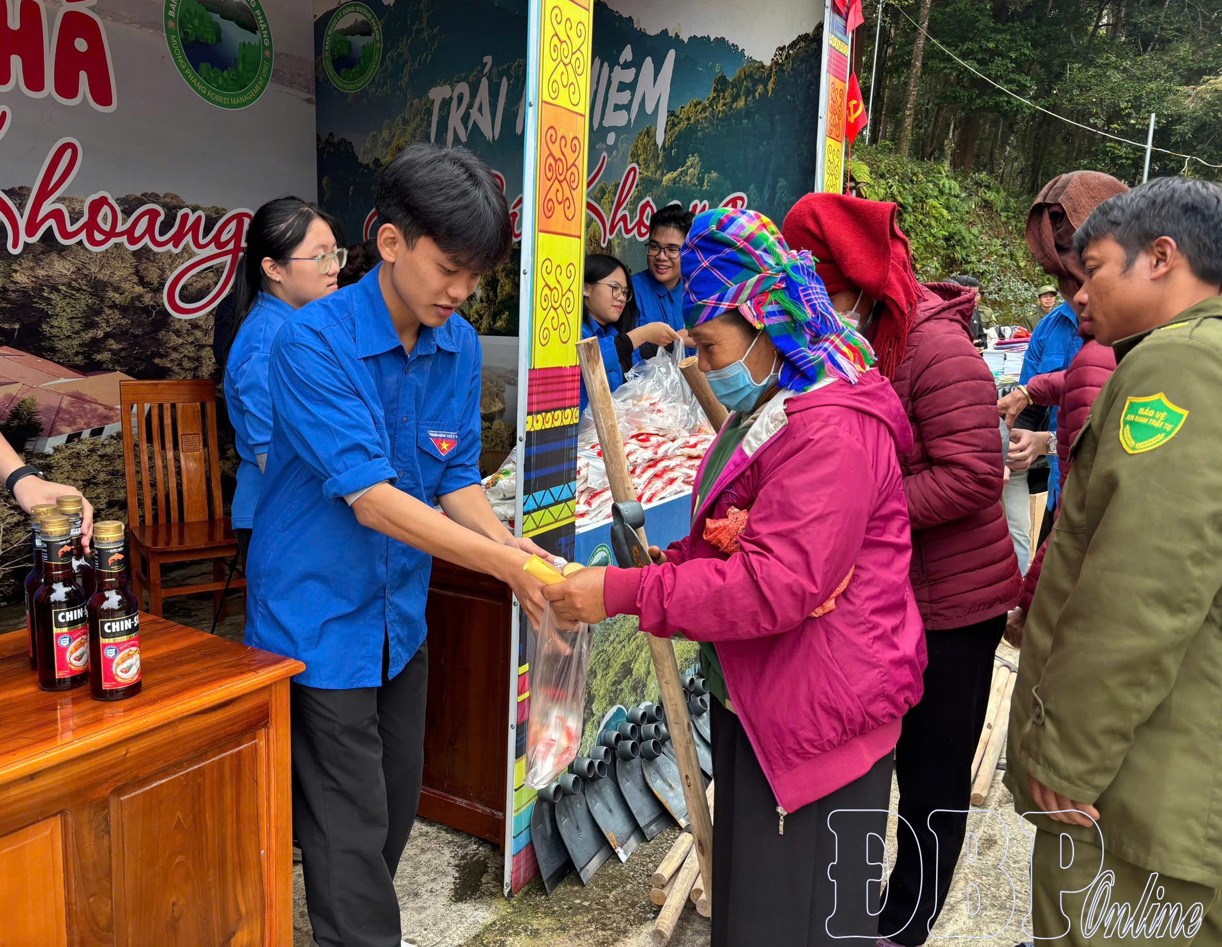 Đoàn viên, thanh niên Trường THCS và THPT Lương Thế Vinh hỗ trợ người dân nhận nhu yếu phẩm tại hội chợ 0 đồng mùa Đông năm 2025.