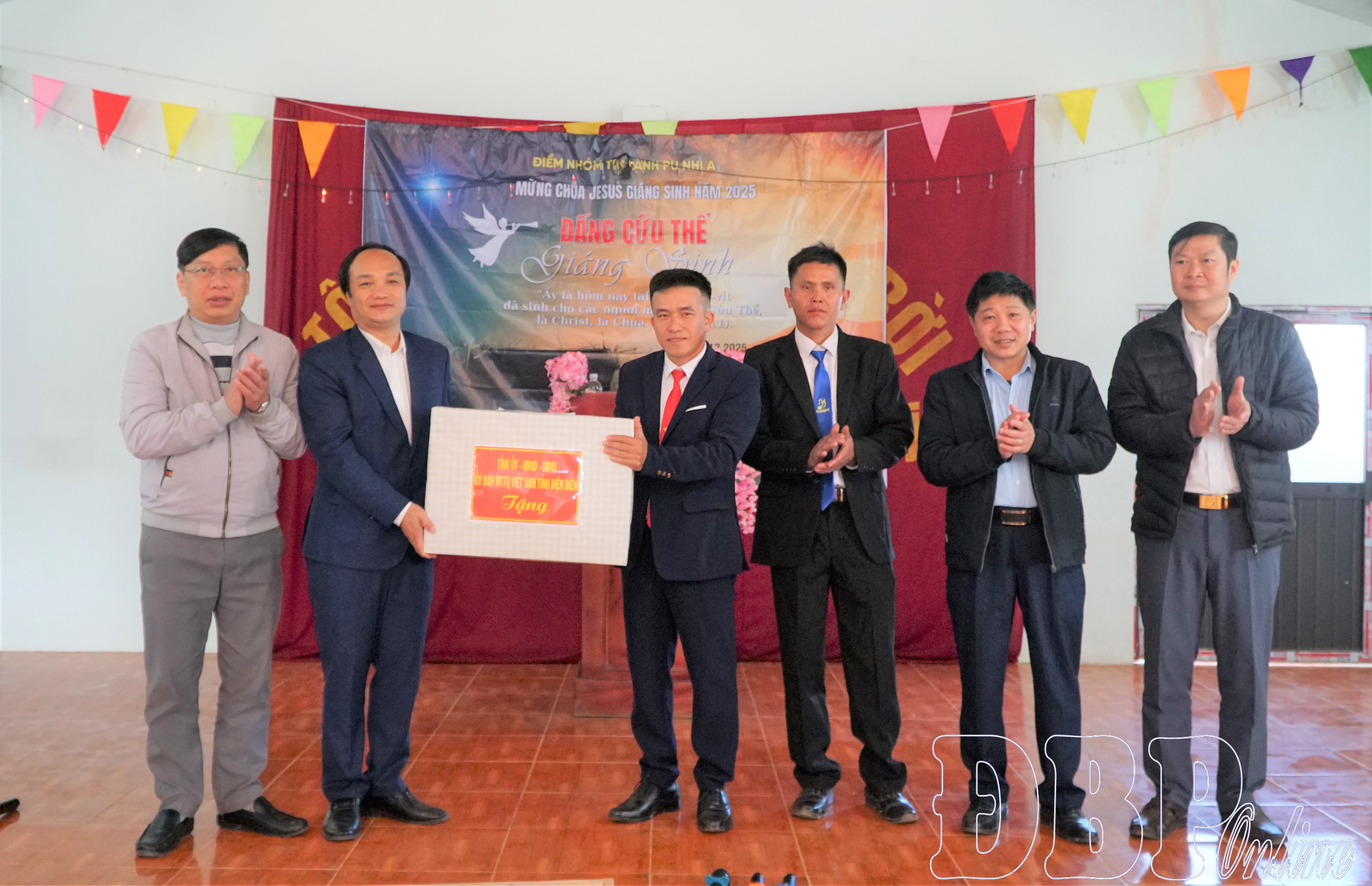 Đoàn công tác của tỉnh tặng quà điểm nhóm Tin lành Pu Nhi A.