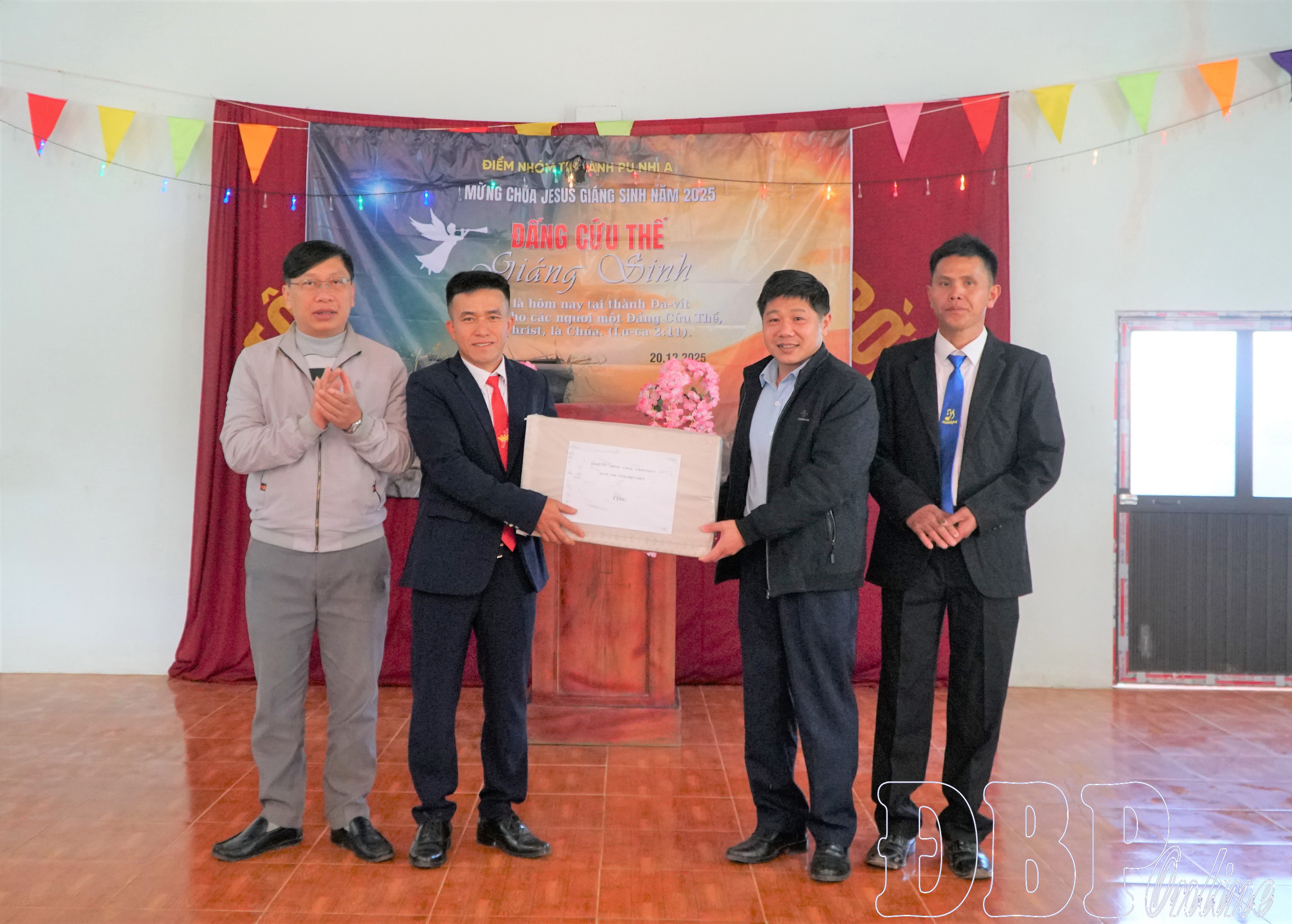 Lãnh đạo xã Pu Nhi tặng quà điểm nhóm Tin lành Pu Nhi A, xã Pu Nhi.