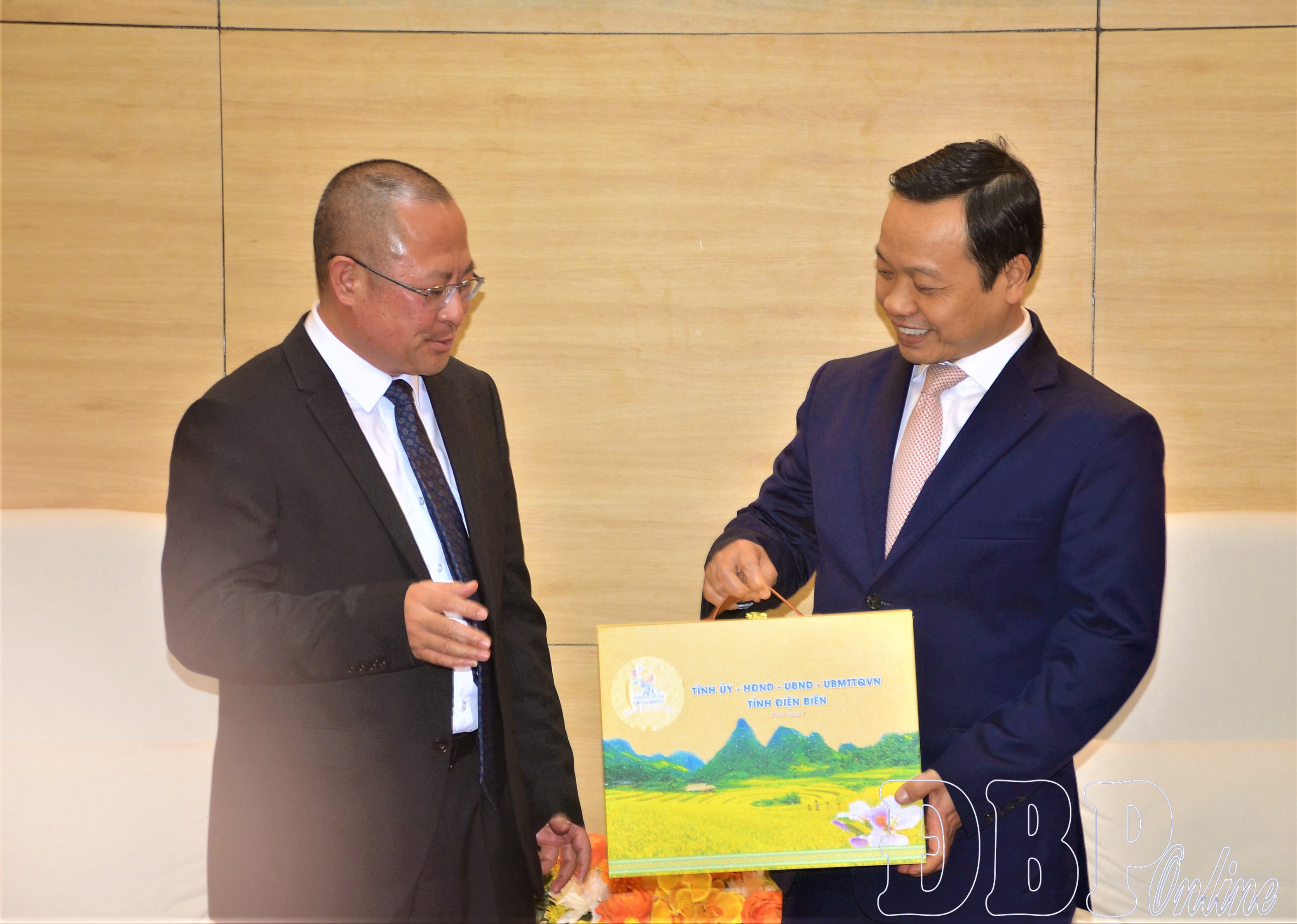 Bí thư Tỉnh ủy Trần Tiến Dũng tặng ông Hồ Hưng Hoa sản phẩm nông nghiệp tiêu biểu của tỉnh Điện Biên.