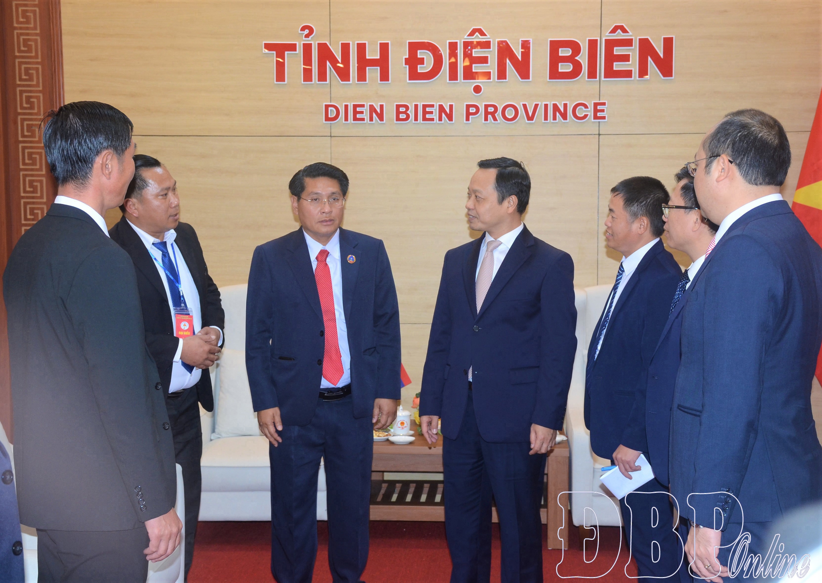 Bí thư Tỉnh ủy Trần Tiến Dũng trao đổi với đoàn công tác tỉnh Phong Sa Ly.