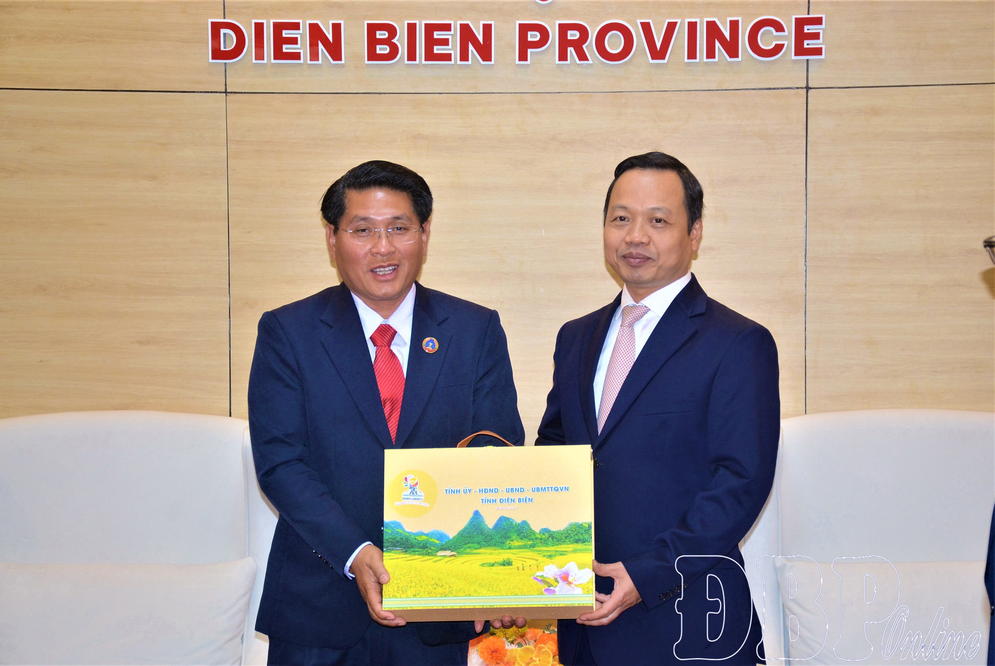 Bí thư Tỉnh ủy Điện Biên tặng quà là sản vật Điện Biên cho Trưởng đoàn tỉnh Phong Sa Ly.