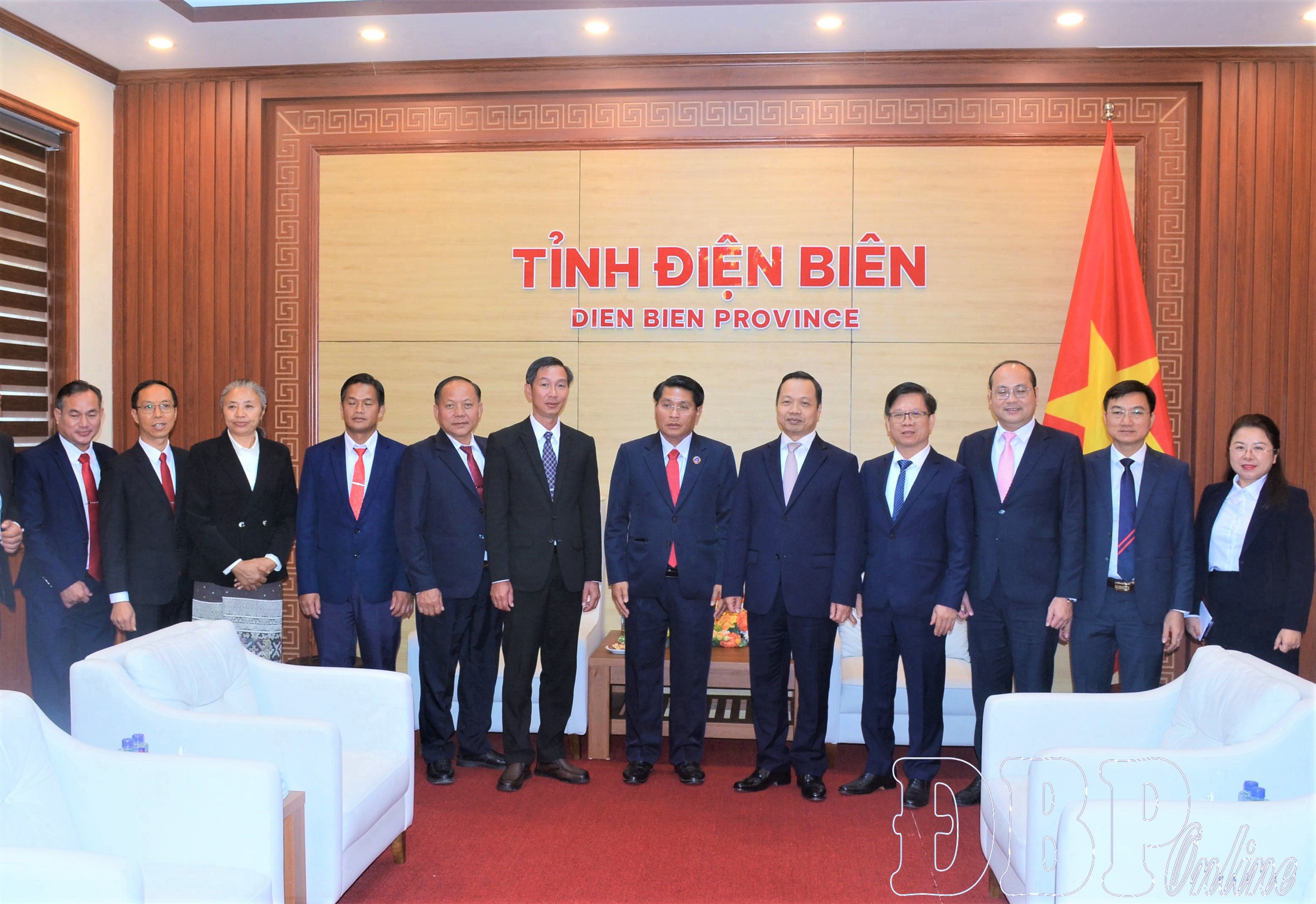 Đại biểu 2 tỉnh chụp ảnh lưu niệm sau buổi làm việc.