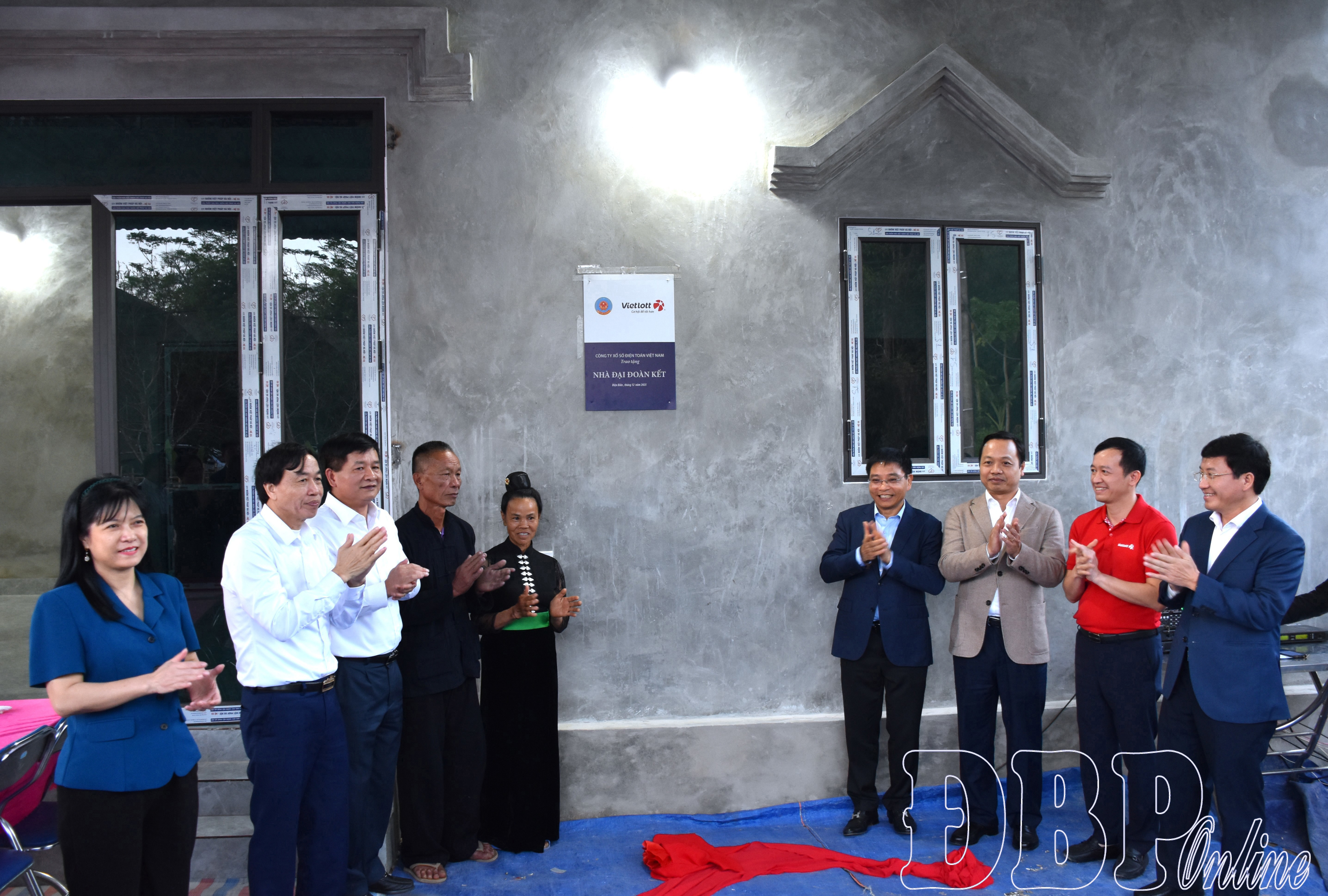 Bộ trưởng Bộ Tài chính Nguyễn Văn Thắng, Bí thư Tỉnh ủy Trần Tiến Dũng và lãnh đạo tỉnh chúc mừng gia đình ông Lò Văn Ngơi, bản Na Hý, xã Thanh Nưa nhận nhà Đại đoàn kết.