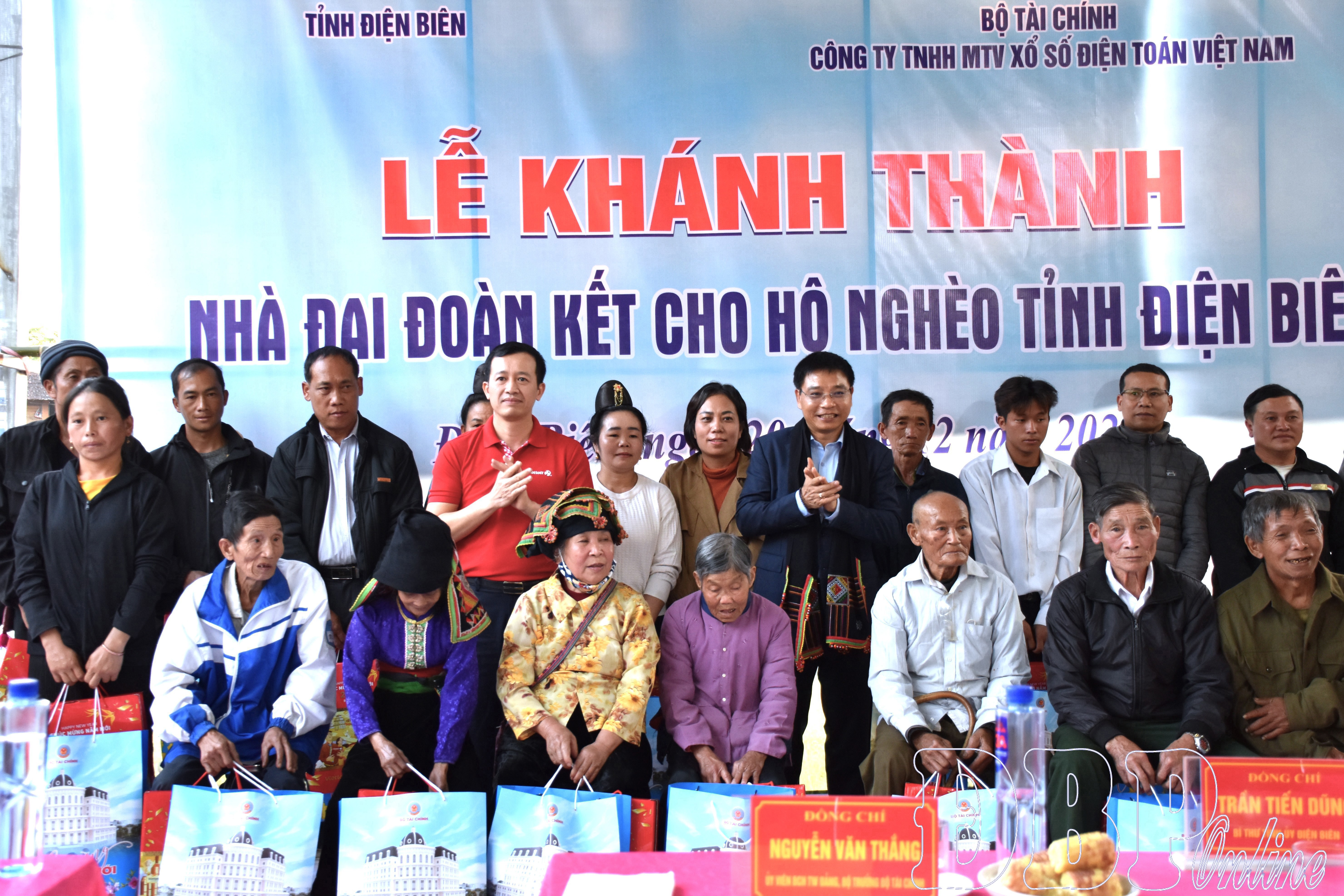 Bộ trưởng Bộ Tài chính Nguyễn Văn Thắng tặng quà hộ nghèo xã Thanh Nưa.