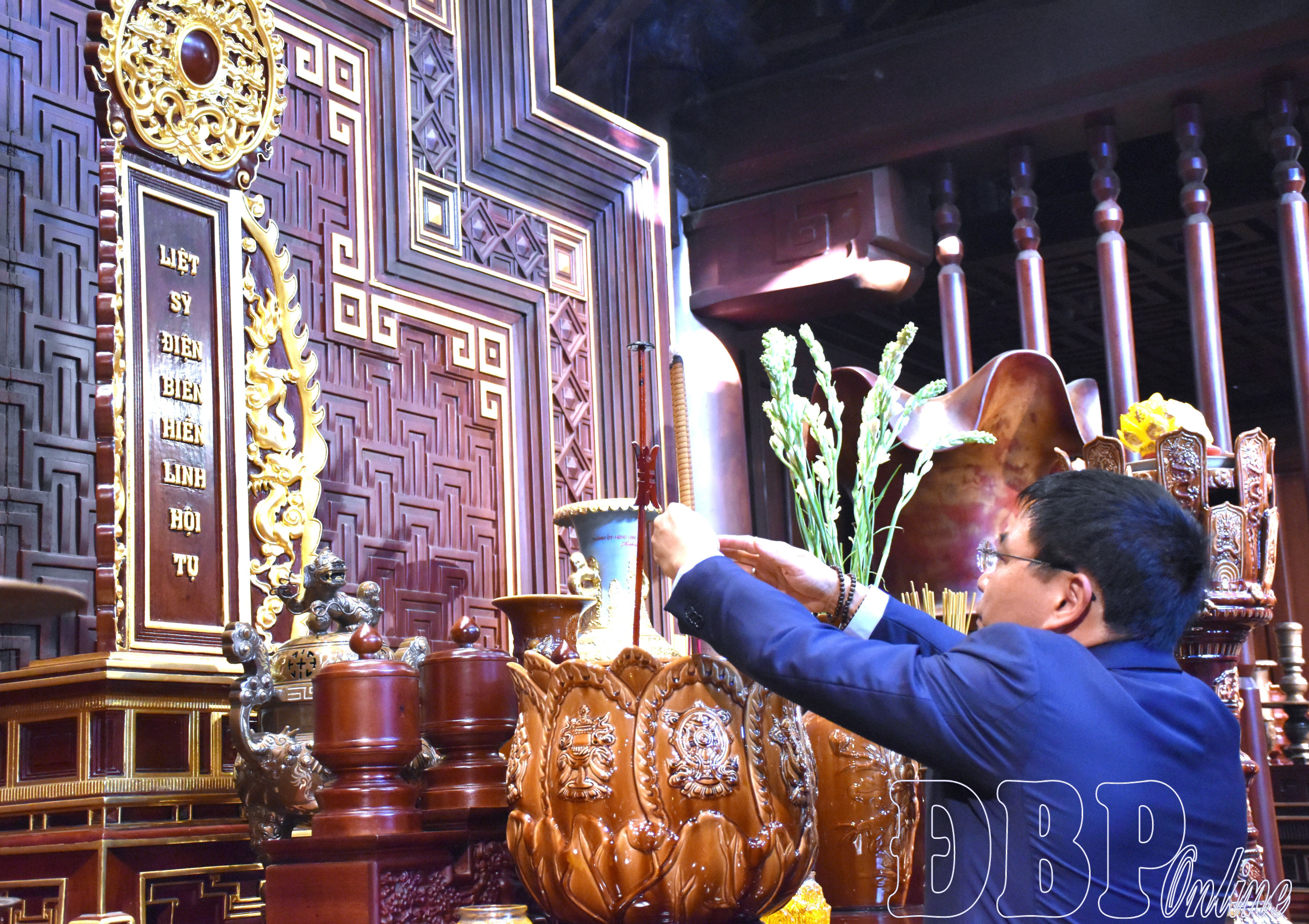 Bộ trưởng Bộ Tài chính Nguyễn Văn Thắng dâng hương tri ân các anh hùng liệt sĩ tại Đền thờ Liệt sĩ tại Chiến trường Điện Biên Phủ.