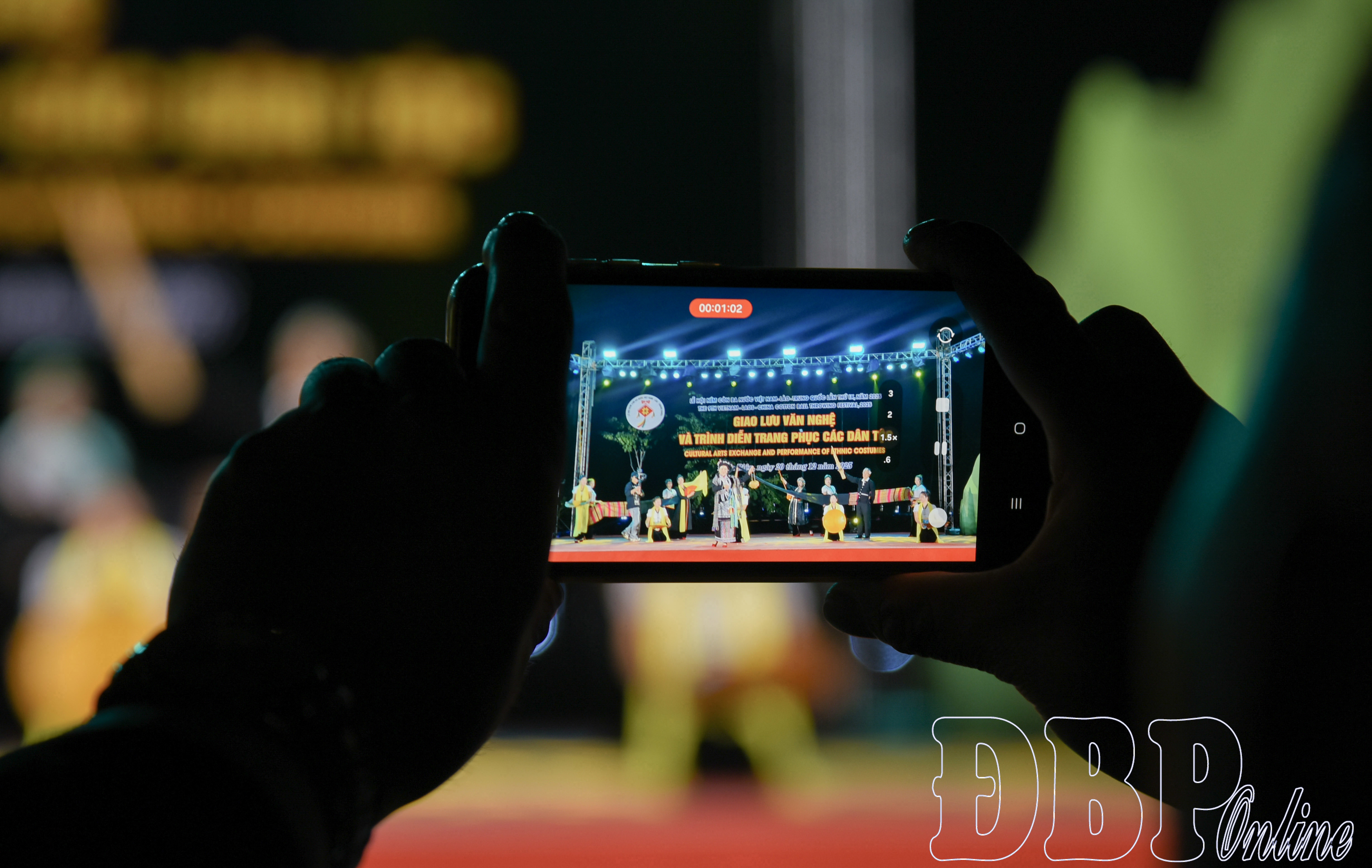 Du khách ghi lại những hình ảnh ấn tượng tại chương trình.