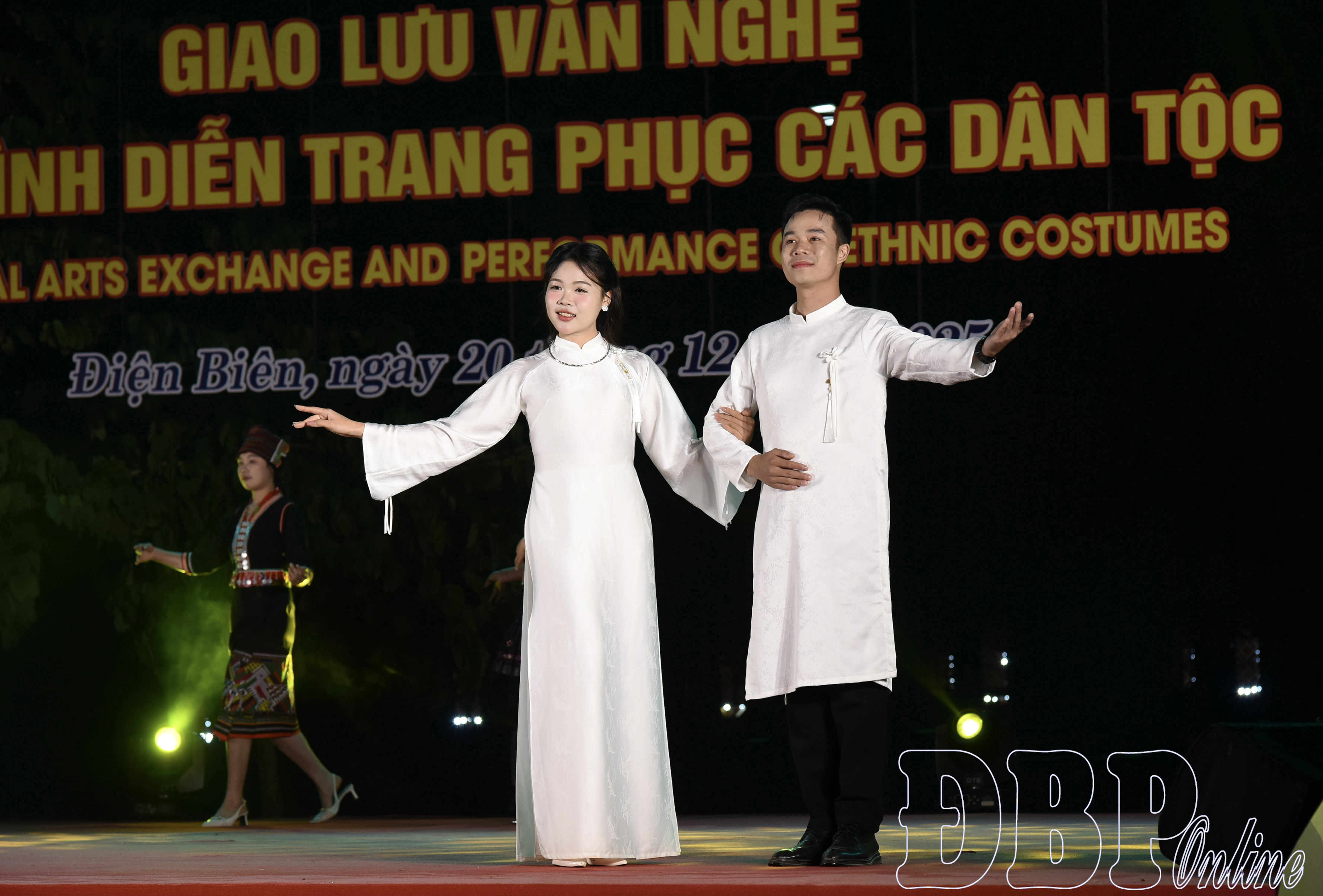 Trang phục truyền thống người Việt do Đoàn nghệ thuật quần chúng tỉnh Điện Biên biểu diễn.