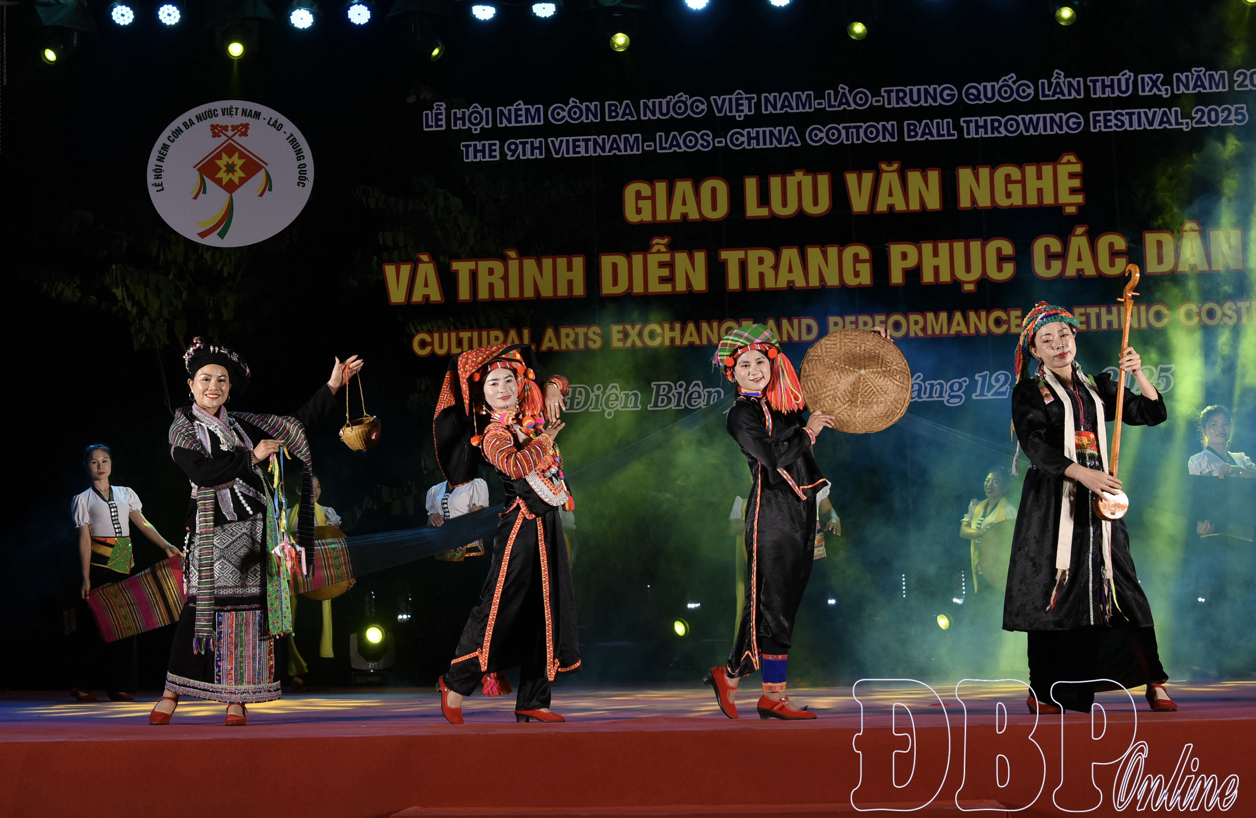 Trình diễn trang phục truyền thống của Đoàn Nghệ thuật quần chúng tỉnh Lai Châu.