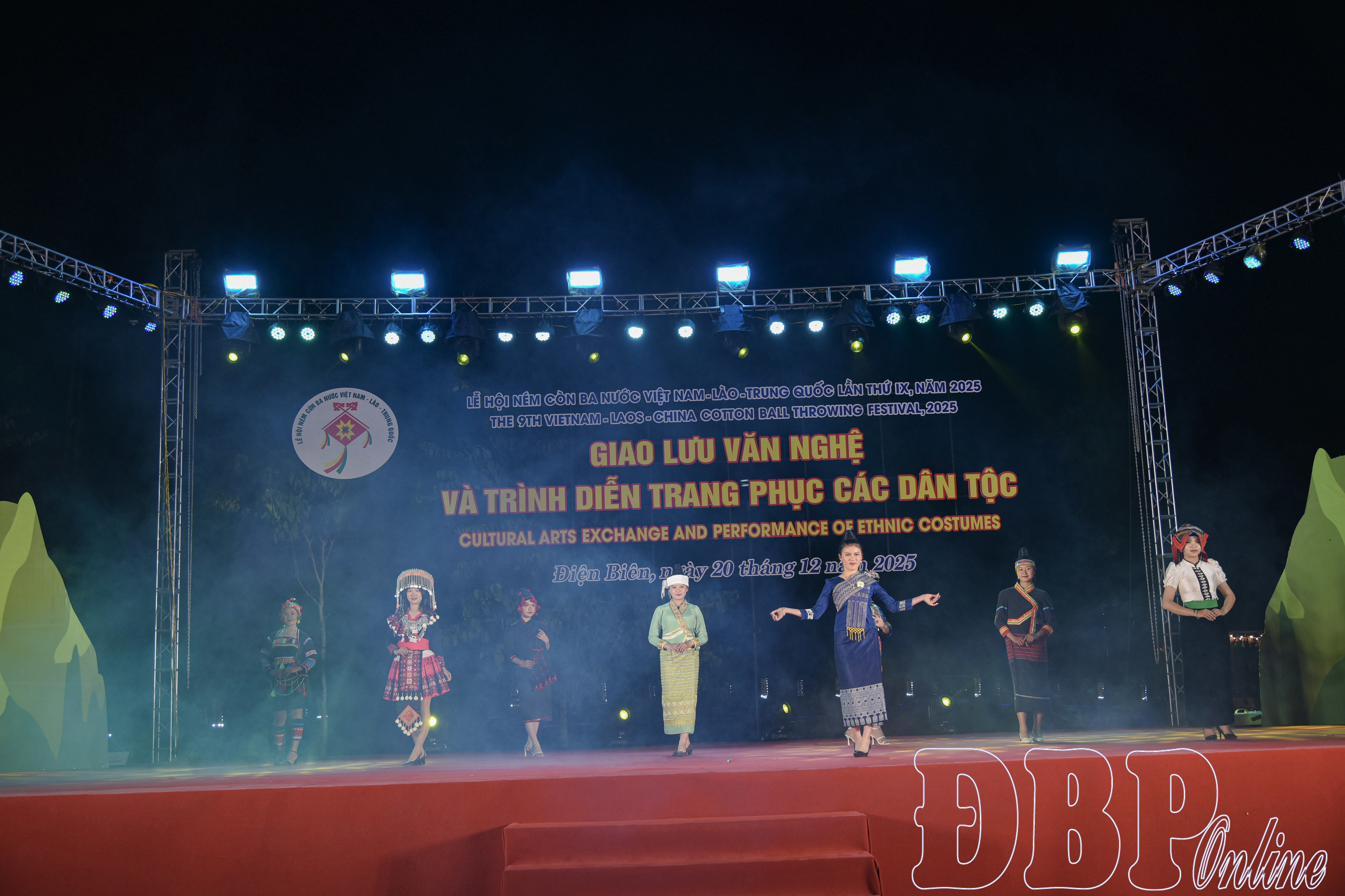 Trình diễn trang phục truyền thống của Đoàn Nghệ thuật quần chúng Lào.