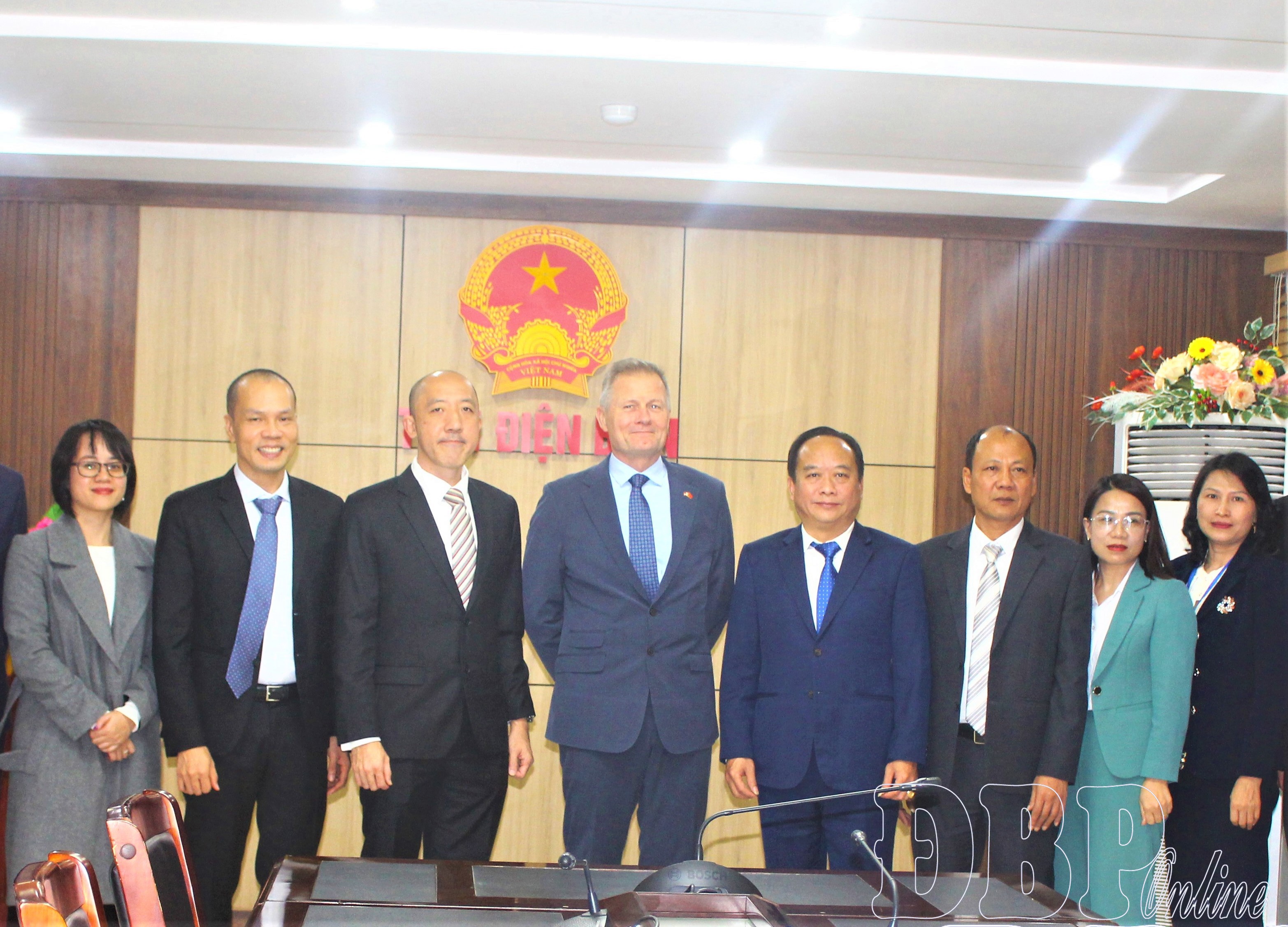 Đại diện lãnh đạo UBND tỉnh chụp ảnh lưu niệm cùng đoàn công tác Đại sứ quán Đan Mạch sau buổi trao đổi, làm việc về triển khai dự án đầu tư điện gió tại Điện Biên.