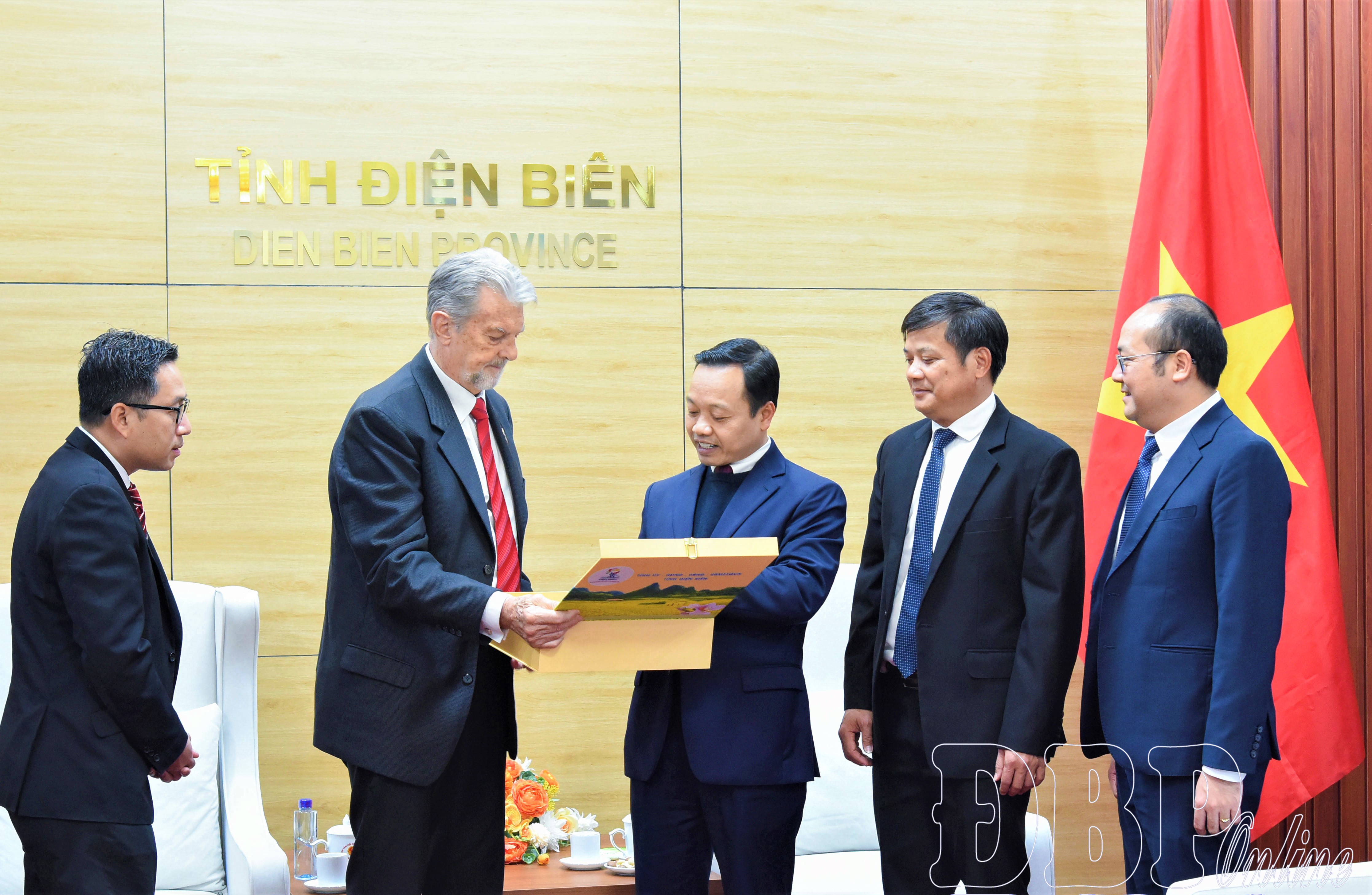 Bí thư Tỉnh ủy Trần Tiến Dũng tặng quà, giới thiệu sản phẩm nông nghiệp tiêu biểu của Điện Biên đến đại diện Công ty Cổ phần Tập đoàn Mavin.