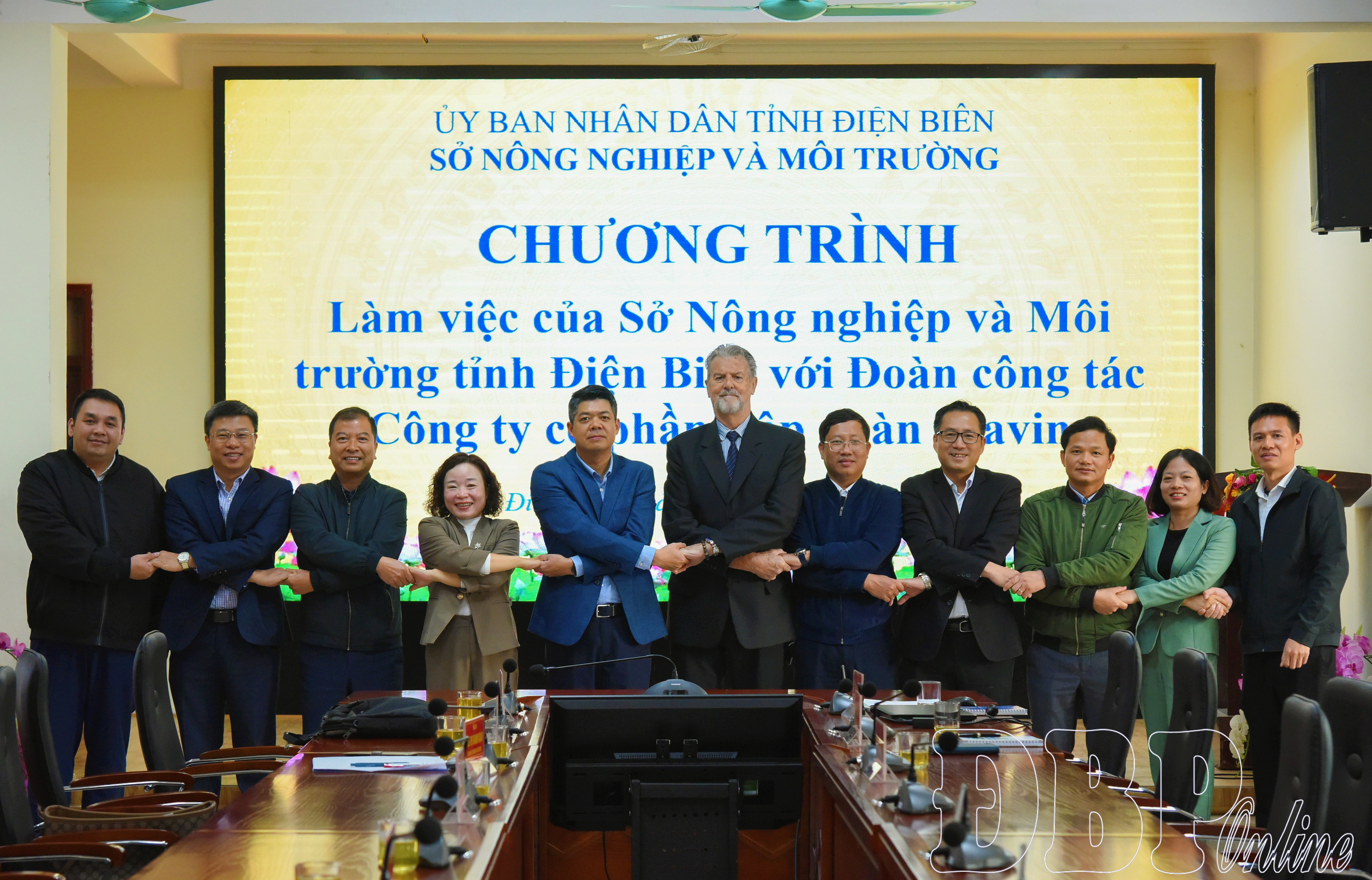 Đại diện sở, ngành tỉnh và xã Chiềng Sinh cùng Công ty Cổ phần Tập đoàn Mavin thể hiện đồng thuận, quyết tâm triển khai dự án tổ hợp chăn nuôi và chế biến công nghệ cao.