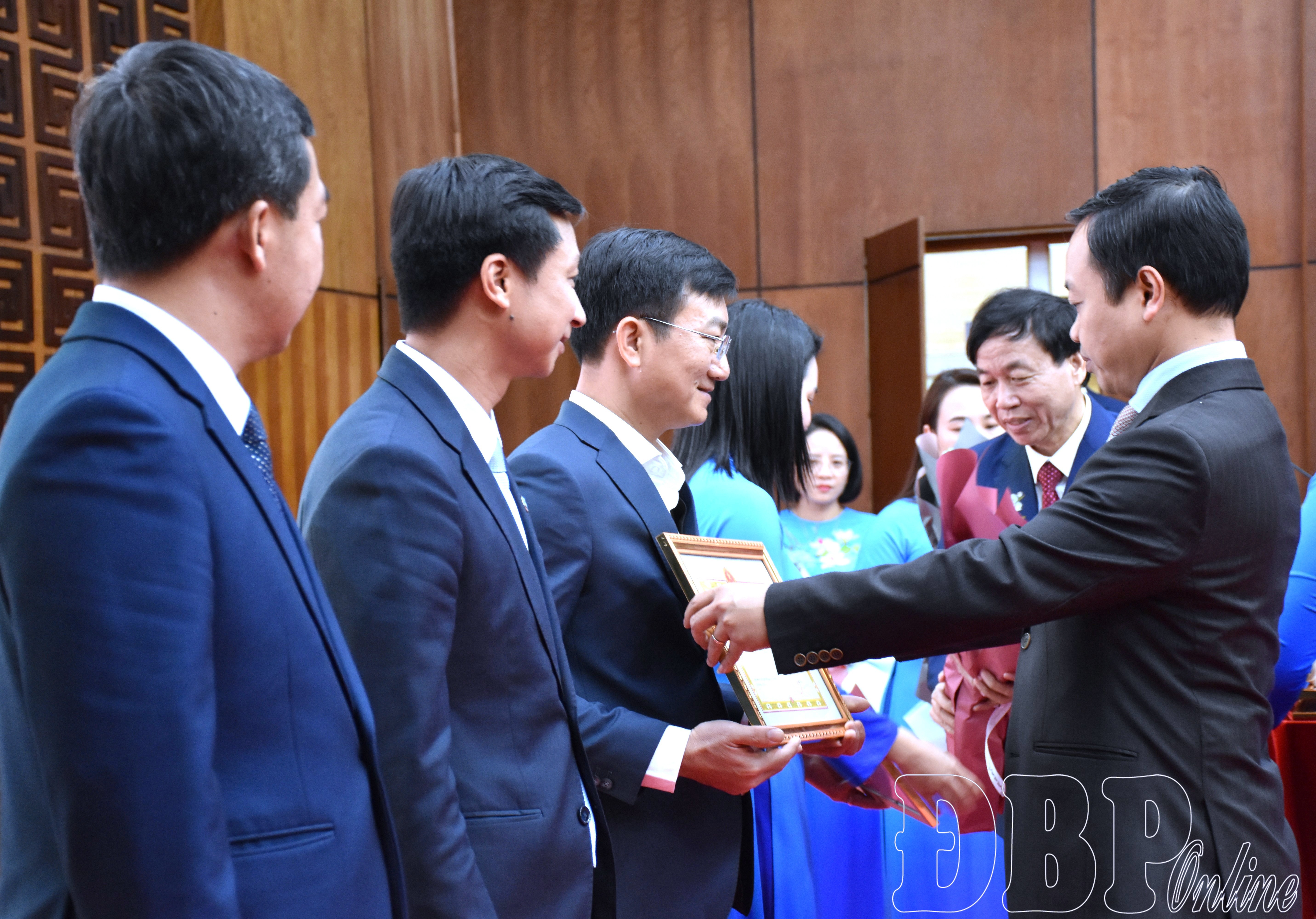 Bí thư Tỉnh ủy Trần Tiến Dũng trao Bằng khen của UBND tỉnh cho các tập thể có thành tích xuất sắc trong hoạt động của Đoàn ĐBQH tỉnh khóa XV.