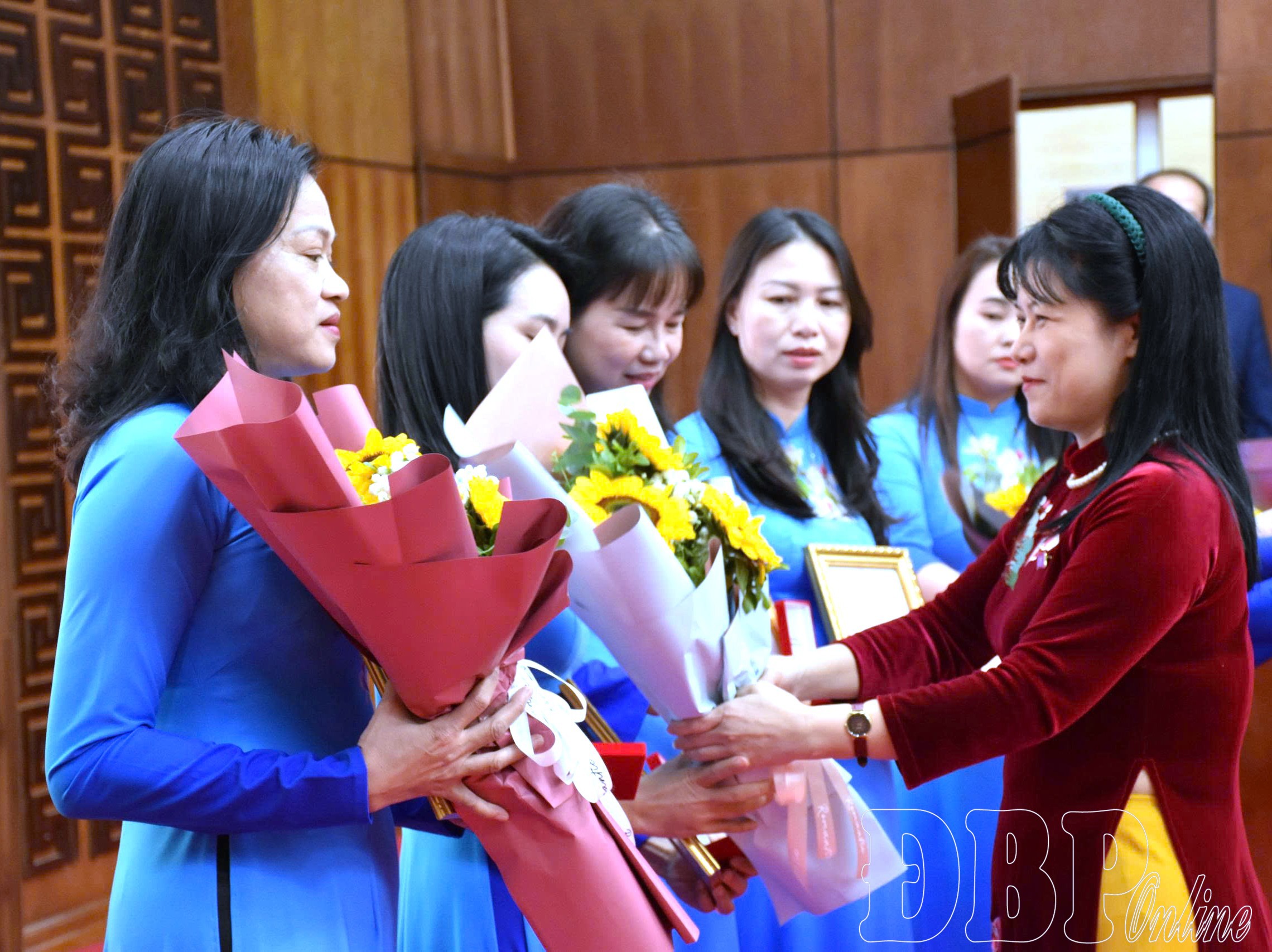 Đồng chí Tạ Thị Yên, Phó Trưởng ban Công tác đại biểu Ủy ban Thường vụ Quốc hội trao Kỷ niệm chương Vì sự nghiệp Quốc hội Việt Nam và tặng hoa chúc mừng các cá nhân.