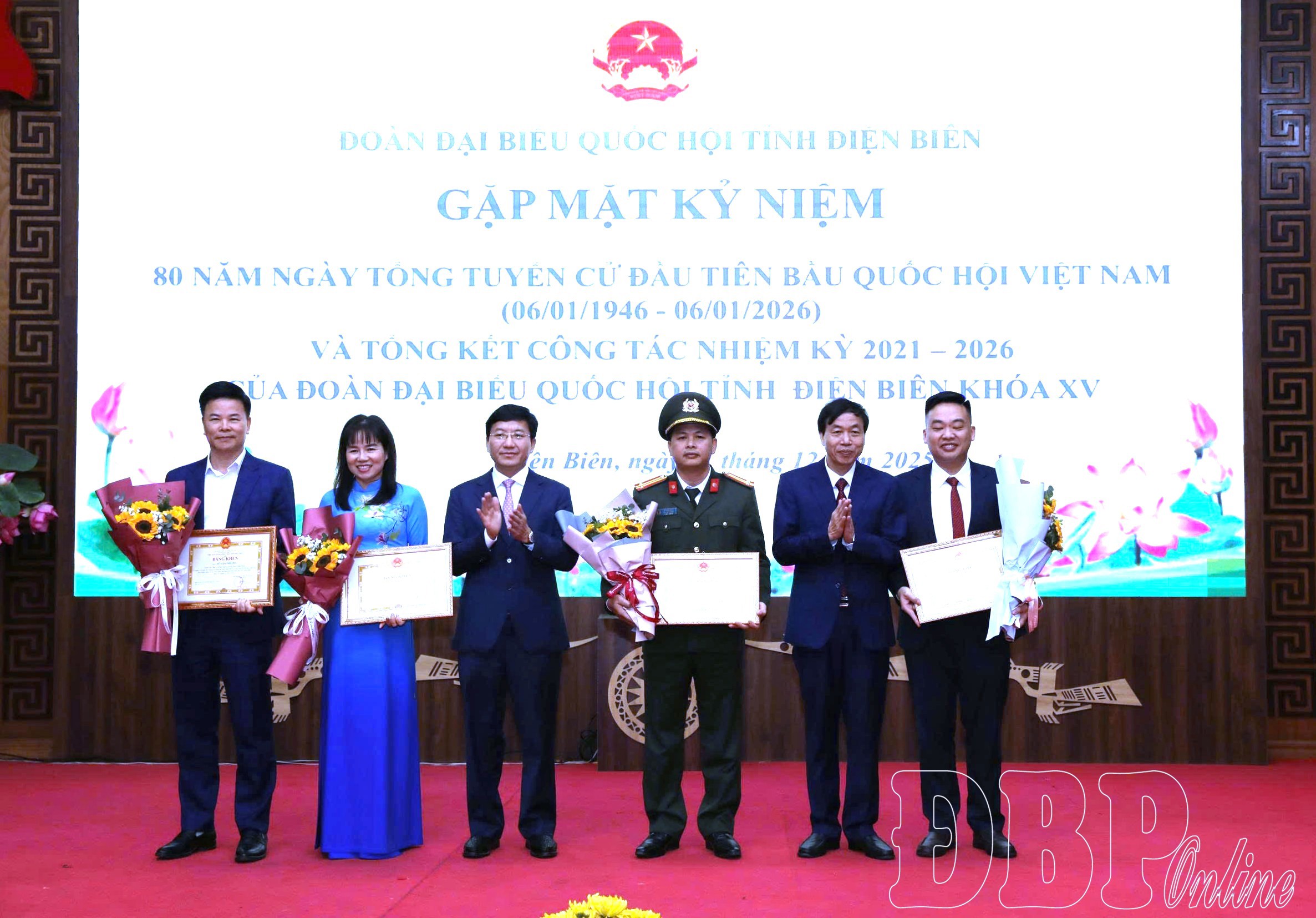 Các đồng chí: Lê Văn Lương, Phó Bí thư Tỉnh ủy, Chủ tịch UBND tỉnh; Mùa A Vảng, Ủy viên dự khuyết Trung ương Đảng, Phó Bí thư Tỉnh ủy, Chủ tịch Ủy ban MTTQ Việt Nam tỉnh tặng Bằng khen của UBND tỉnh cho các cá nhân.