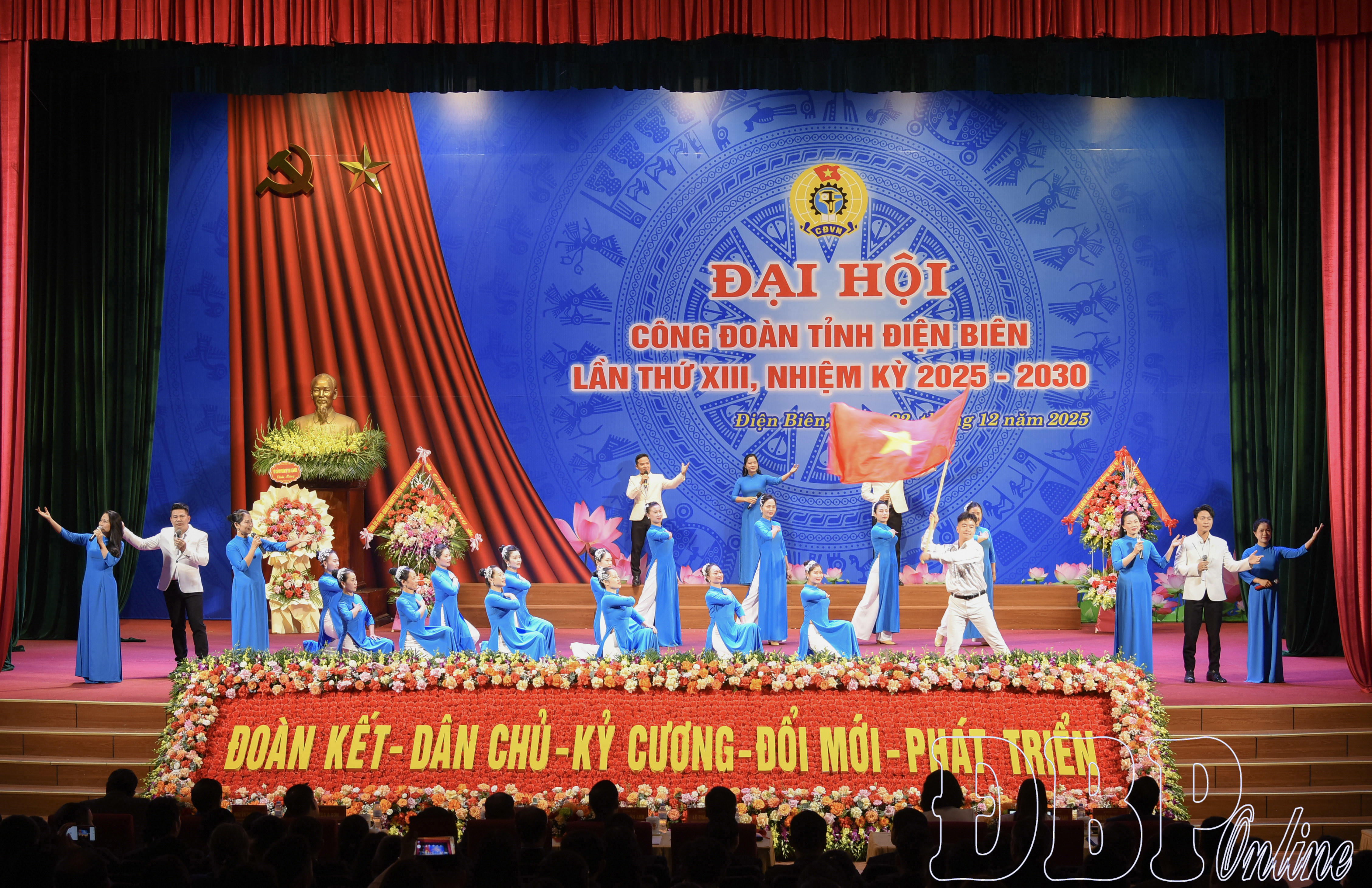 Đoàn Chủ tịch điều hành Đại hội.