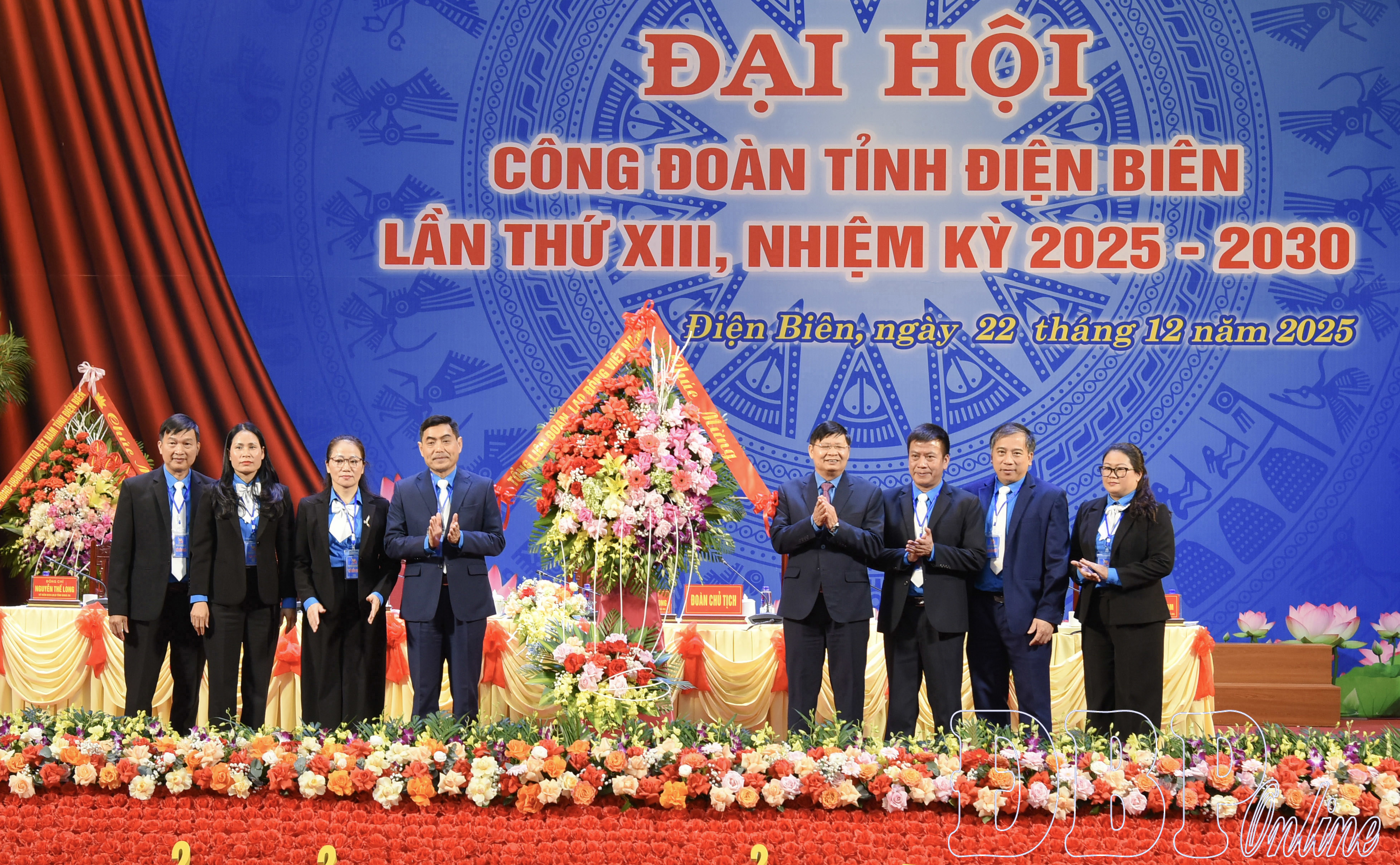 Đại diện Tổng LĐLĐ Việt Nam tặng hoa chúc mừng Đại hội.