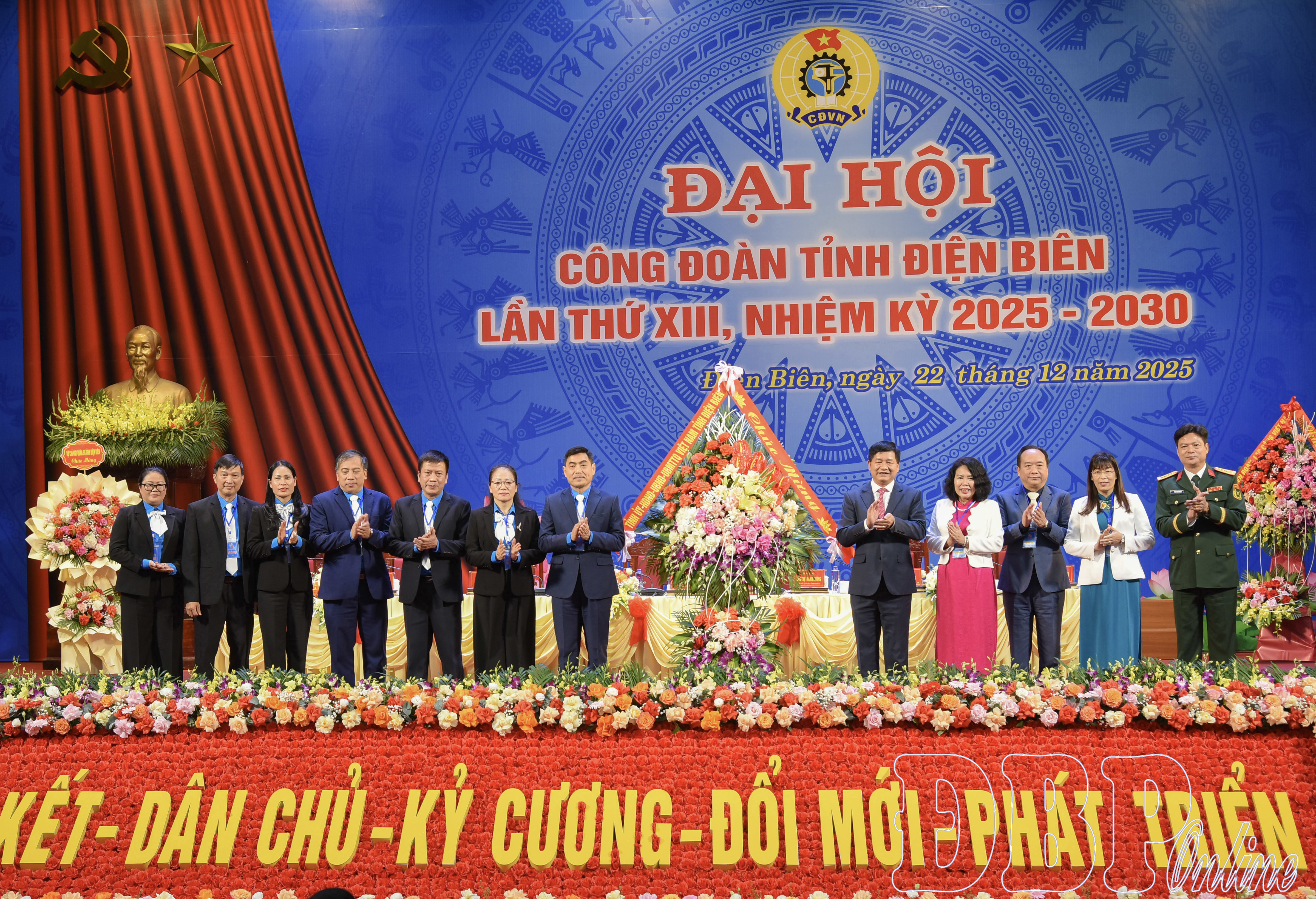 Các đồng chí lãnh đạo tỉnh tặng hoa chúc mừng Đại hội.